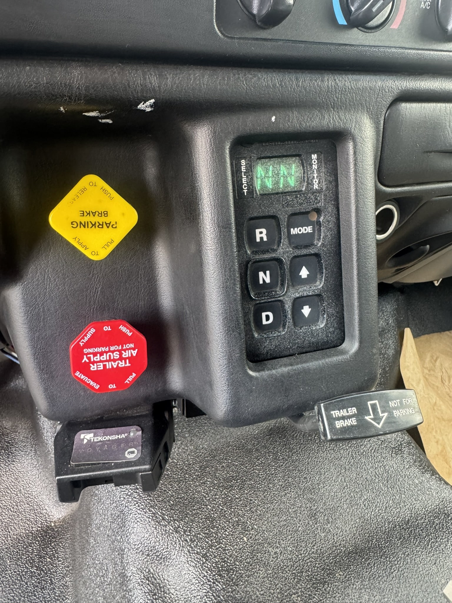 60' VERSALIFT VO355MHI ON 2009 FORD F750 4X4 CHASSIS 4X2 - Image 18