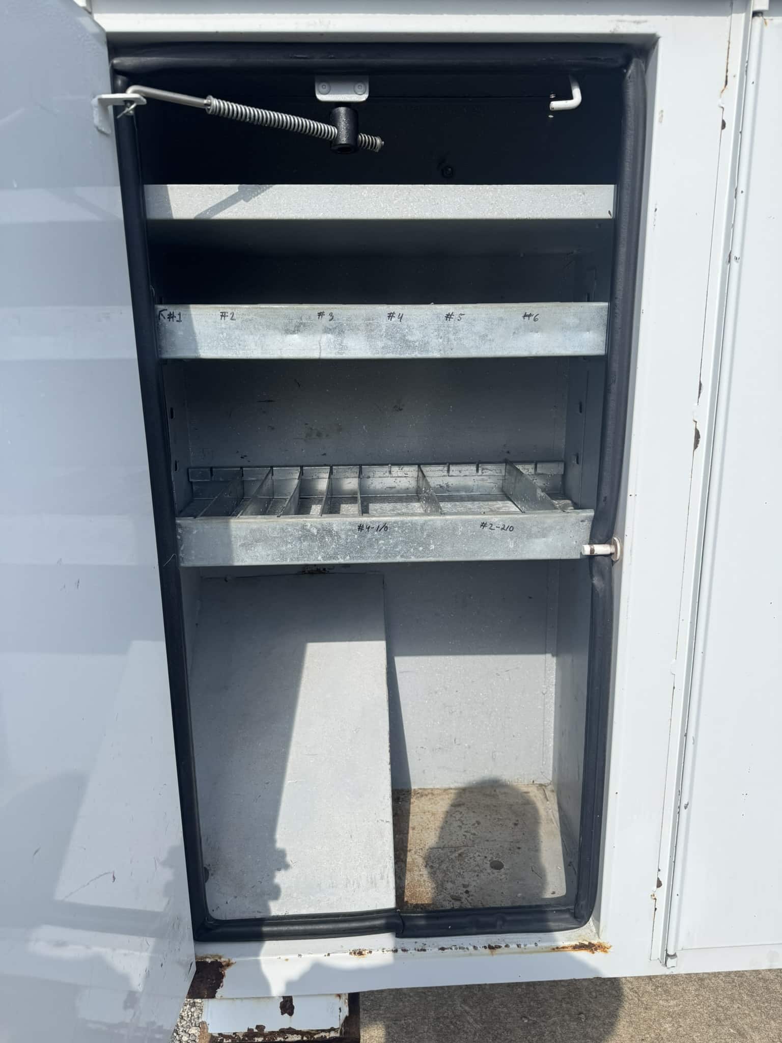 60' VERSALIFT VO355MHI ON 2009 FORD F750 4X4 CHASSIS 4X2 - Image 23