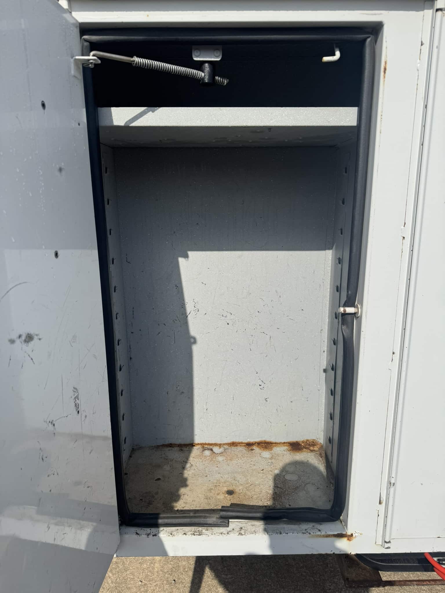 60' VERSALIFT VO355MHI ON 2009 FORD F750 4X4 CHASSIS 4X2 - Image 24