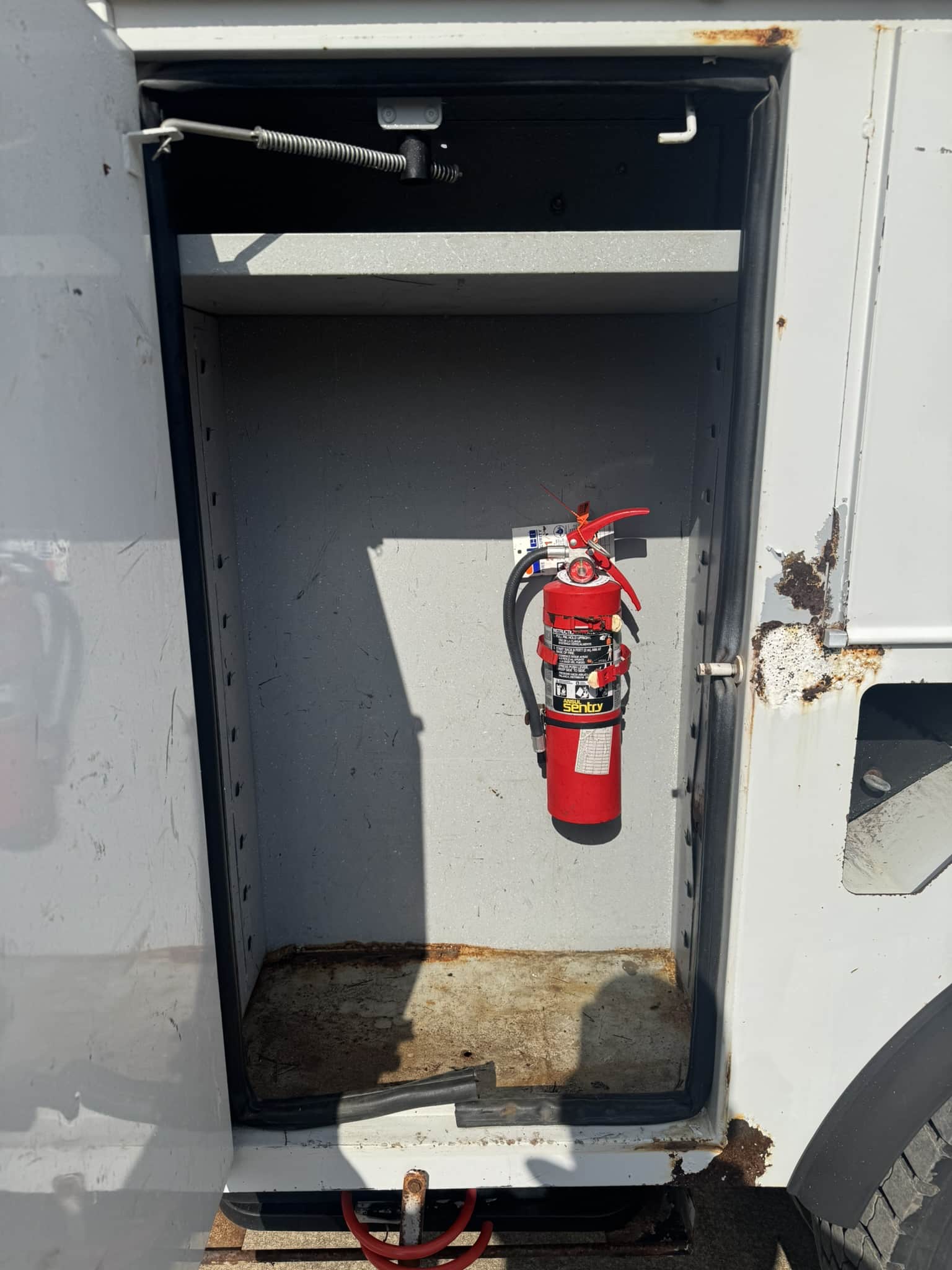 60' VERSALIFT VO355MHI ON 2009 FORD F750 4X4 CHASSIS 4X2 - Image 25