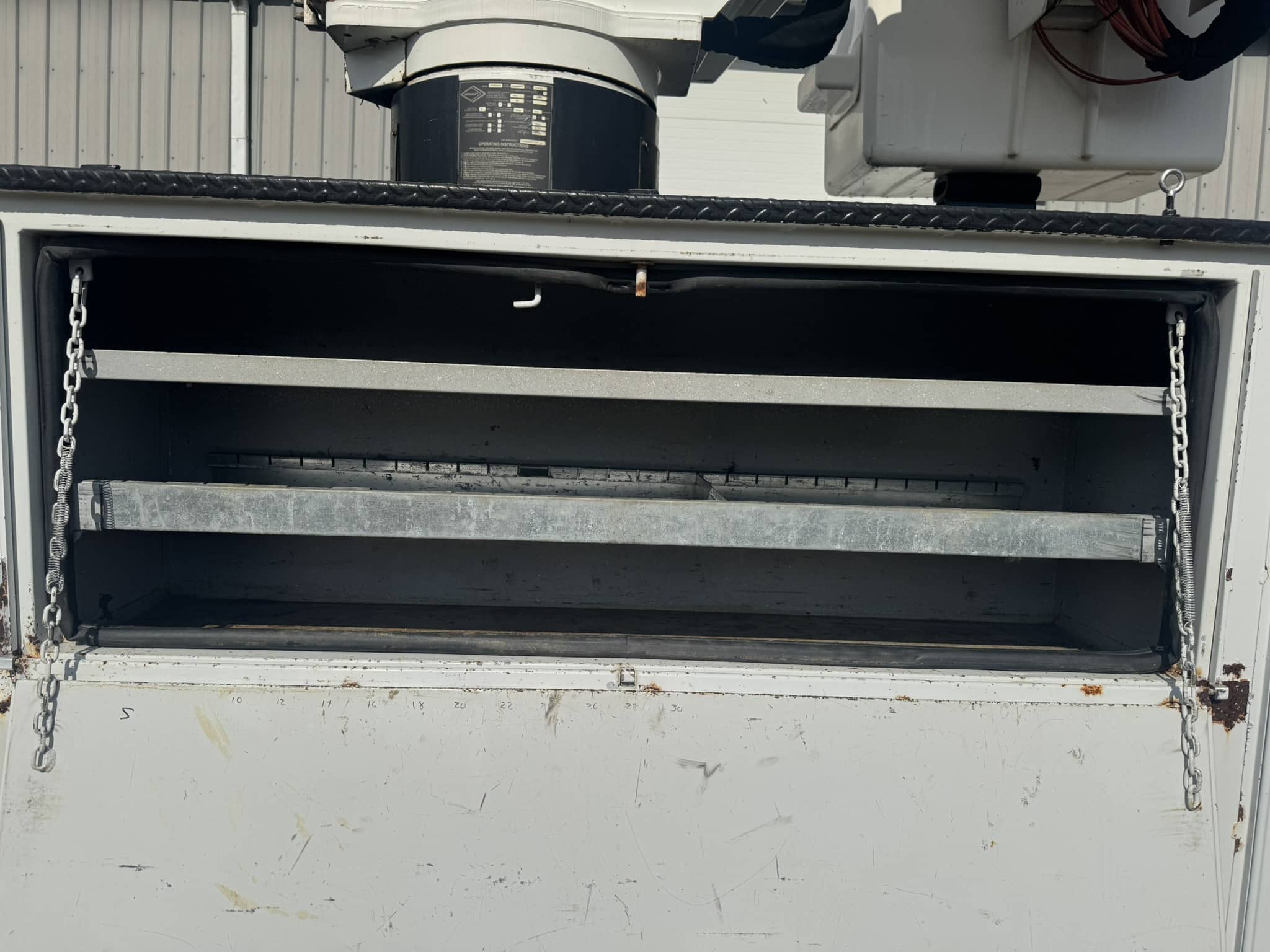 60' VERSALIFT VO355MHI ON 2009 FORD F750 4X4 CHASSIS 4X2 - Image 26