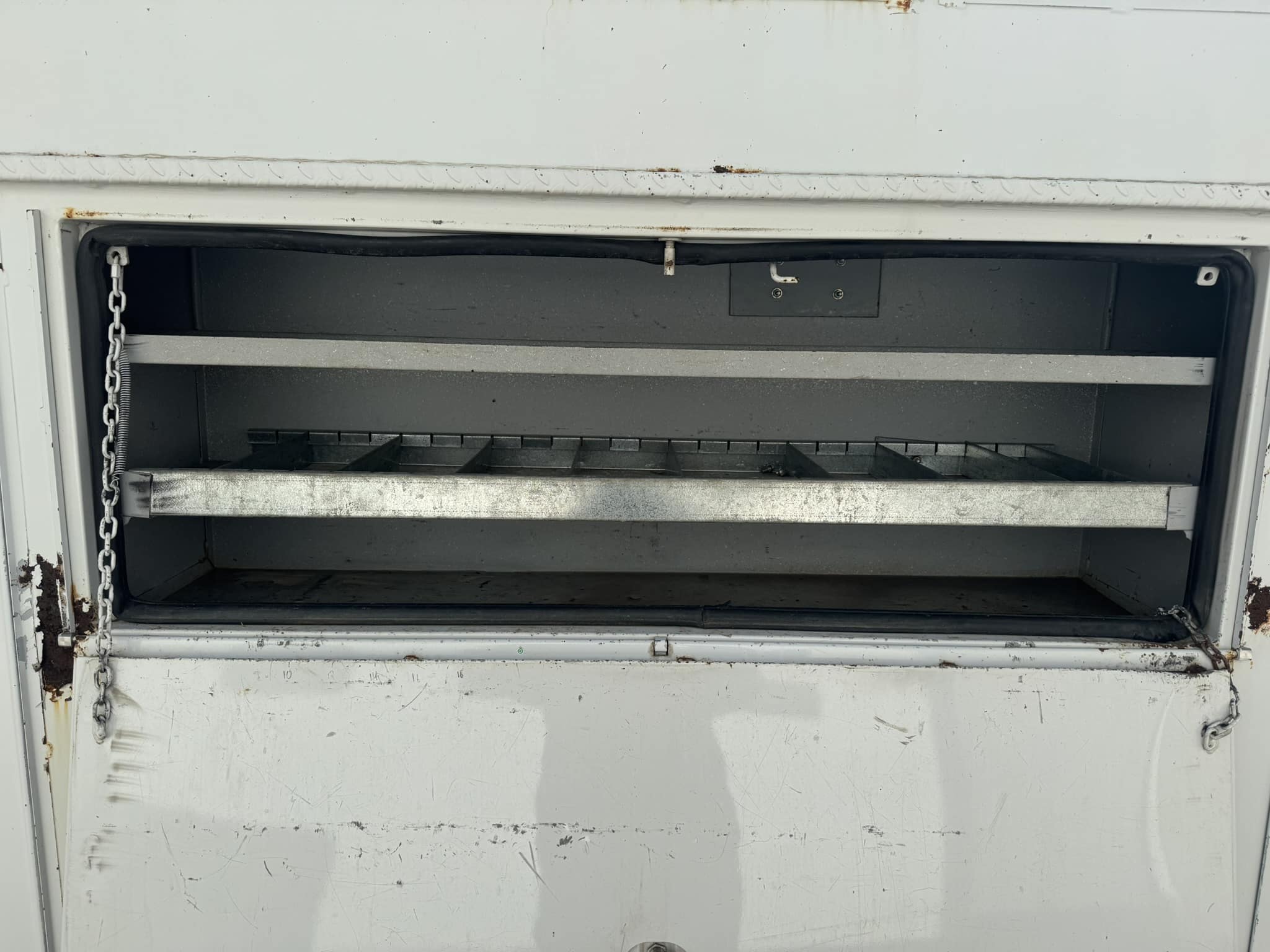 60' VERSALIFT VO355MHI ON 2009 FORD F750 4X4 CHASSIS 4X2 - Image 27