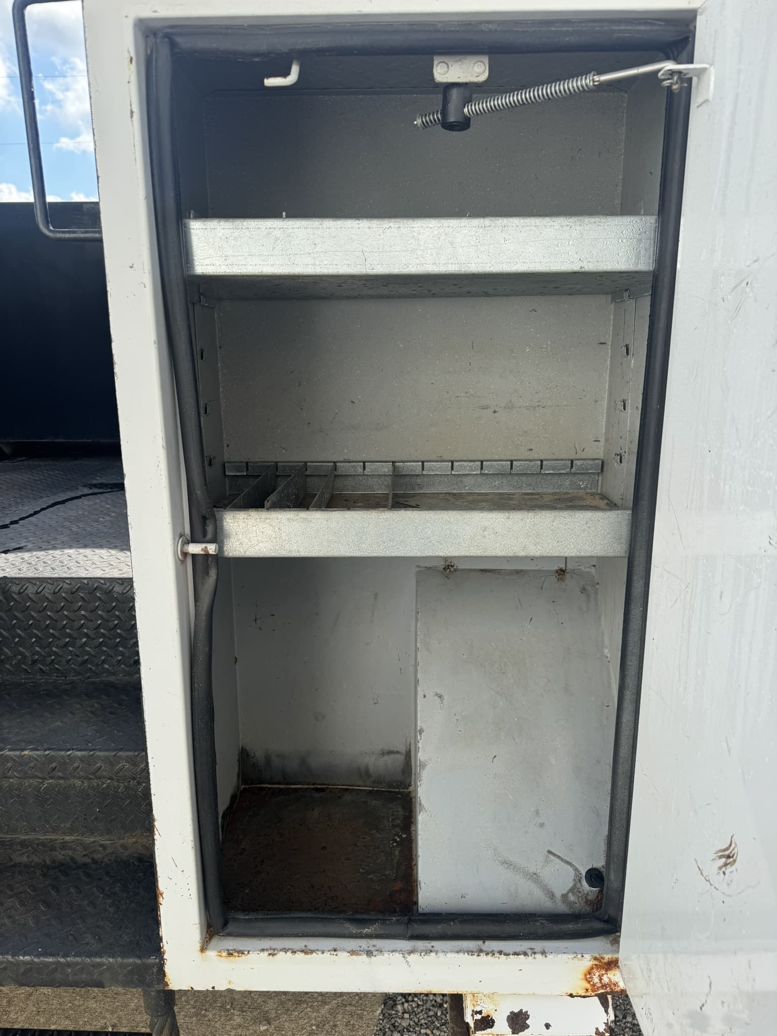 60' VERSALIFT VO355MHI ON 2009 FORD F750 4X4 CHASSIS 4X2 - Image 29