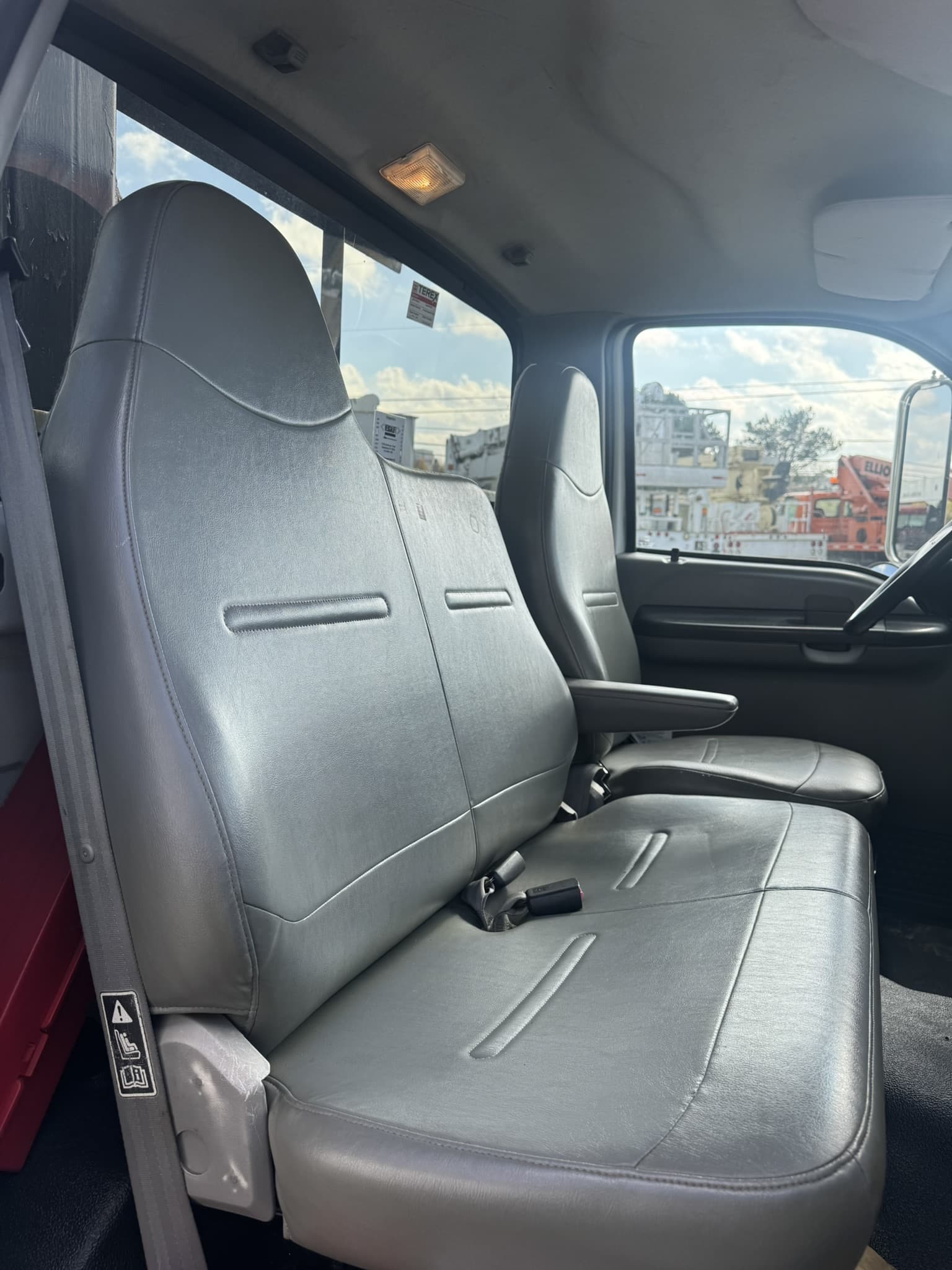 60' VERSALIFT VO355MHI ON 2009 FORD F750 4X4 CHASSIS 4X2 - Image 21