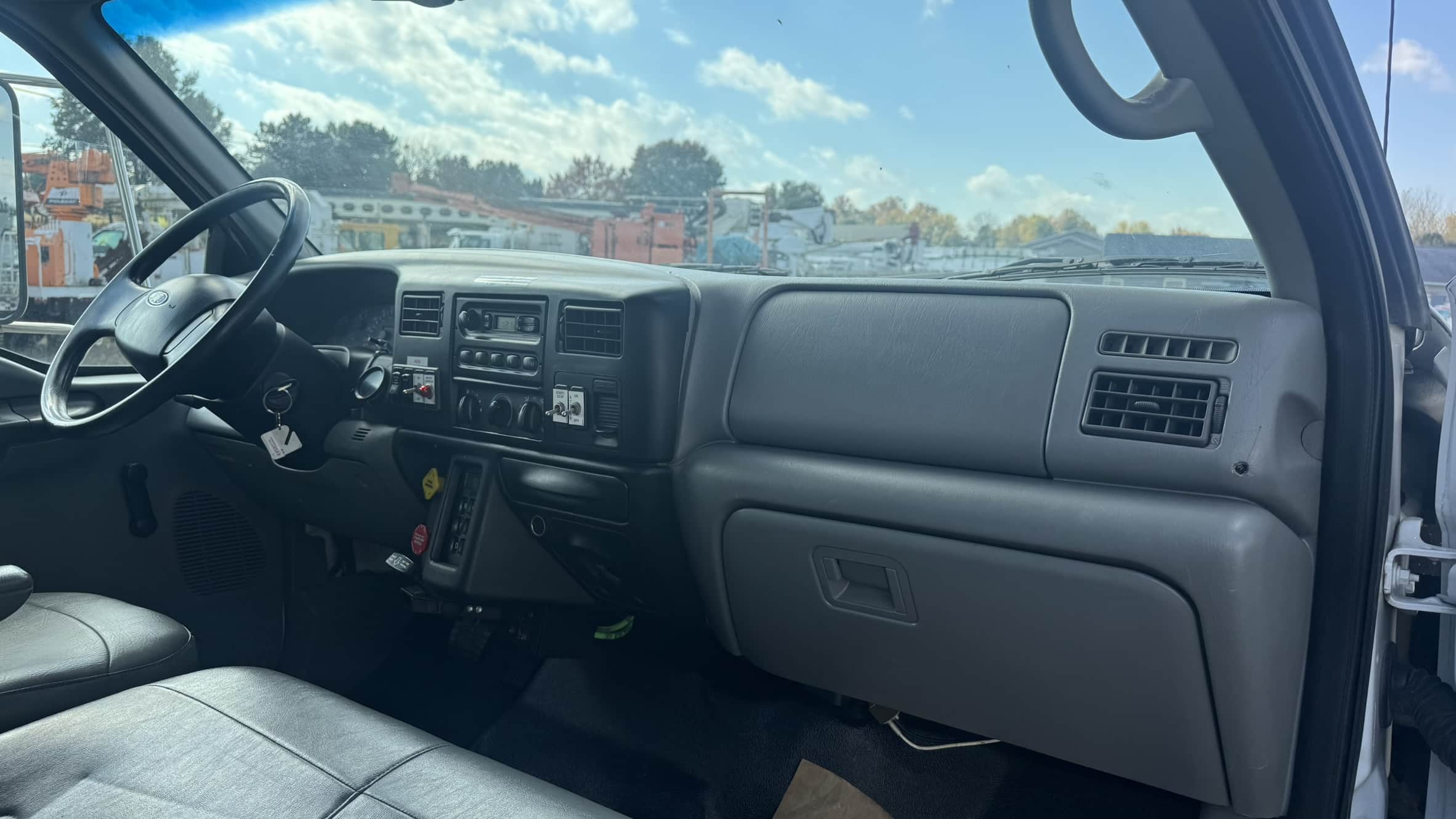 60' VERSALIFT VO355MHI ON 2009 FORD F750 4X4 CHASSIS 4X2 - Image 22