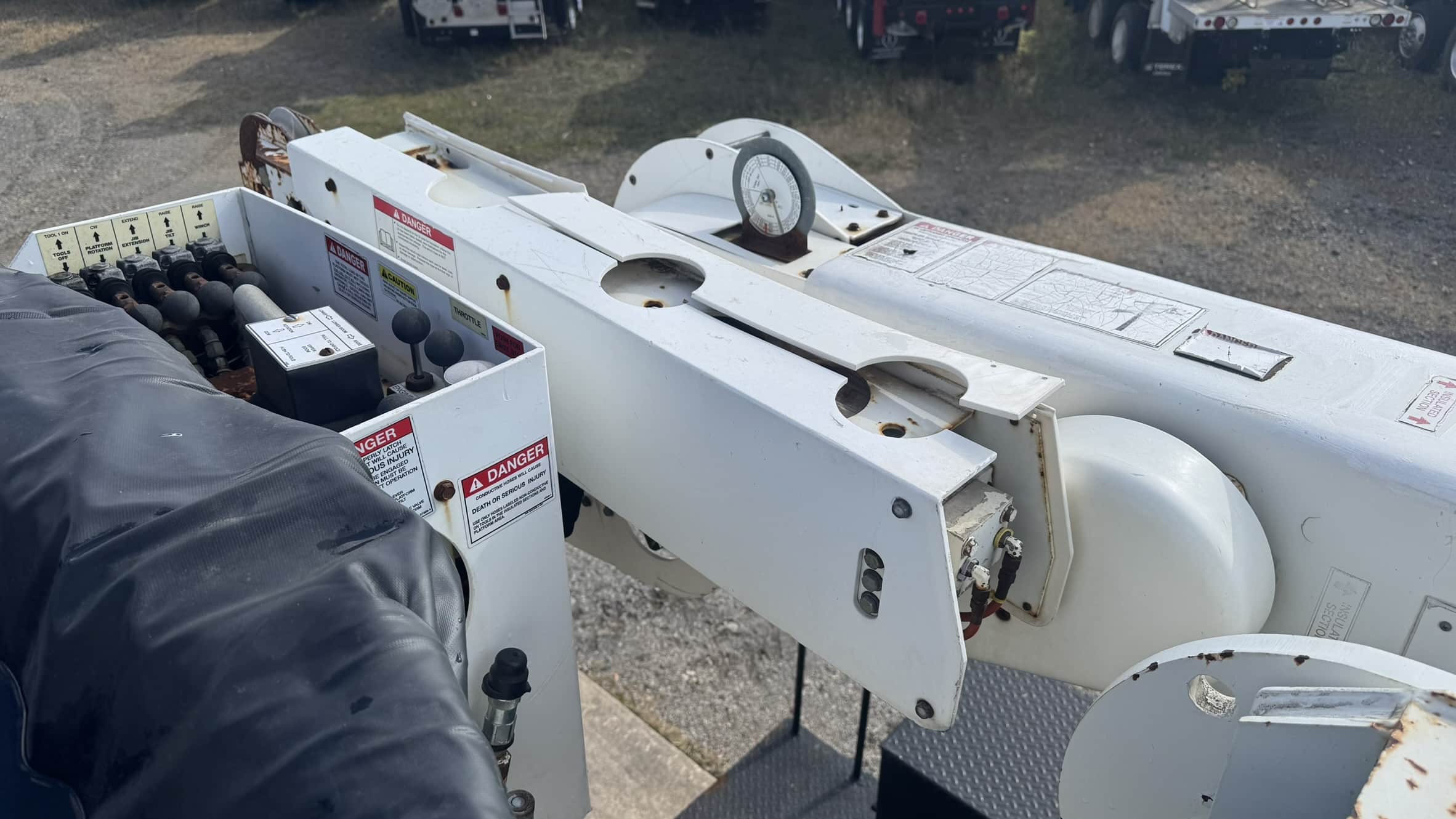 60' VERSALIFT VO355MHI ON 2009 FORD F750 4X4 CHASSIS 4X2 - Image 30