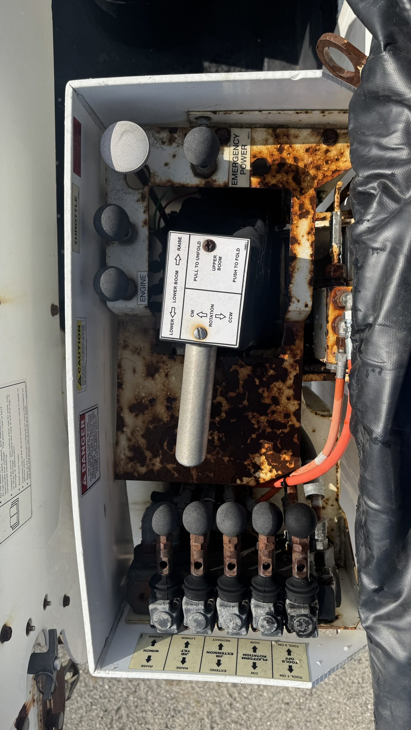 60' VERSALIFT VO355MHI ON 2009 FORD F750 4X4 CHASSIS 4X2 - Image 31