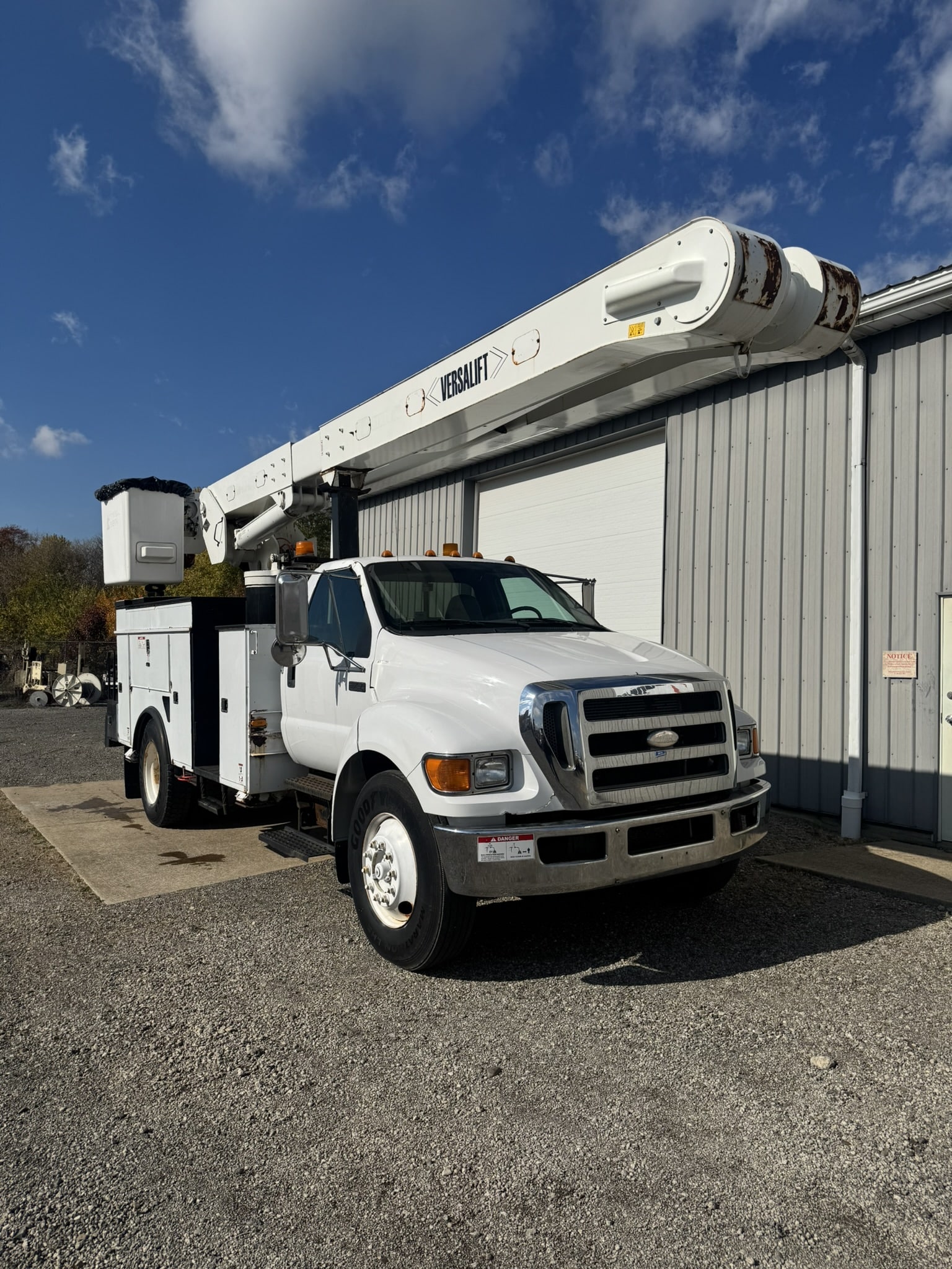 60' VERSALIFT VO355MHI ON 2009 FORD F750 4X4 CHASSIS 4X2 - Image 7