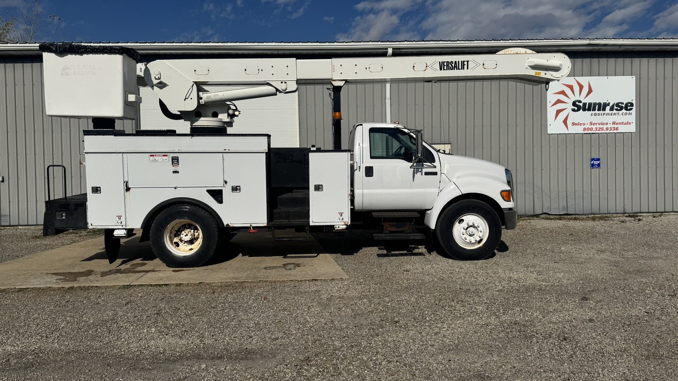 60' VERSALIFT VO355MHI ON 2009 FORD F750 4X4 CHASSIS 4X2 - Image 8