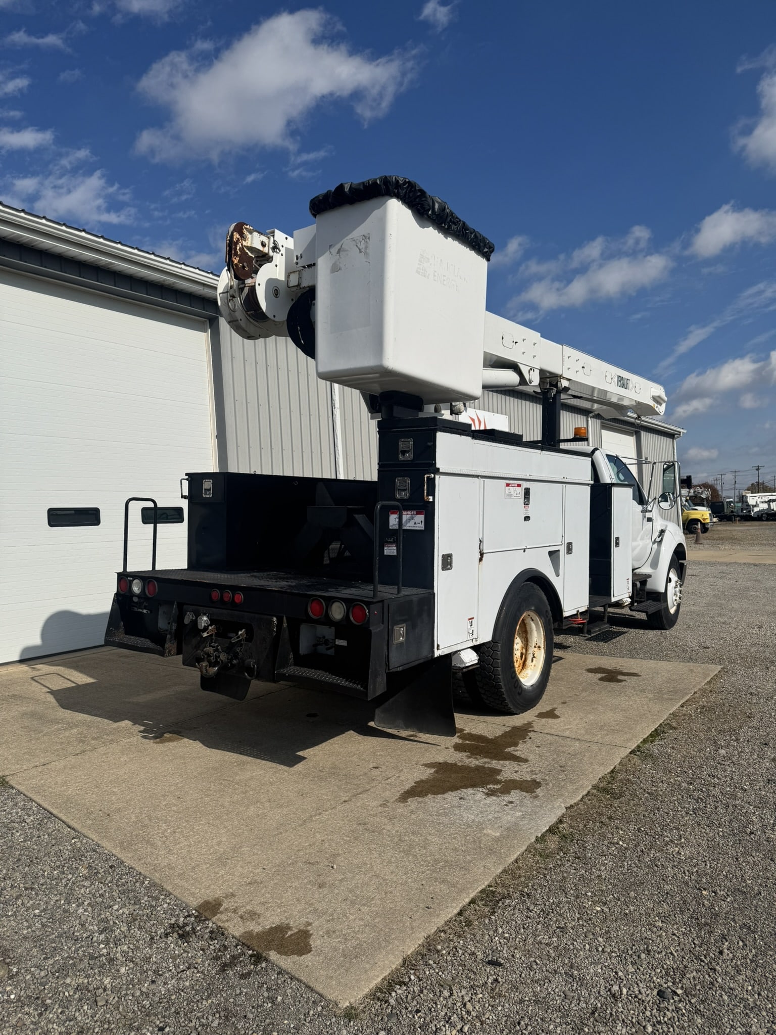 60' VERSALIFT VO355MHI ON 2009 FORD F750 4X4 CHASSIS 4X2 - Image 9