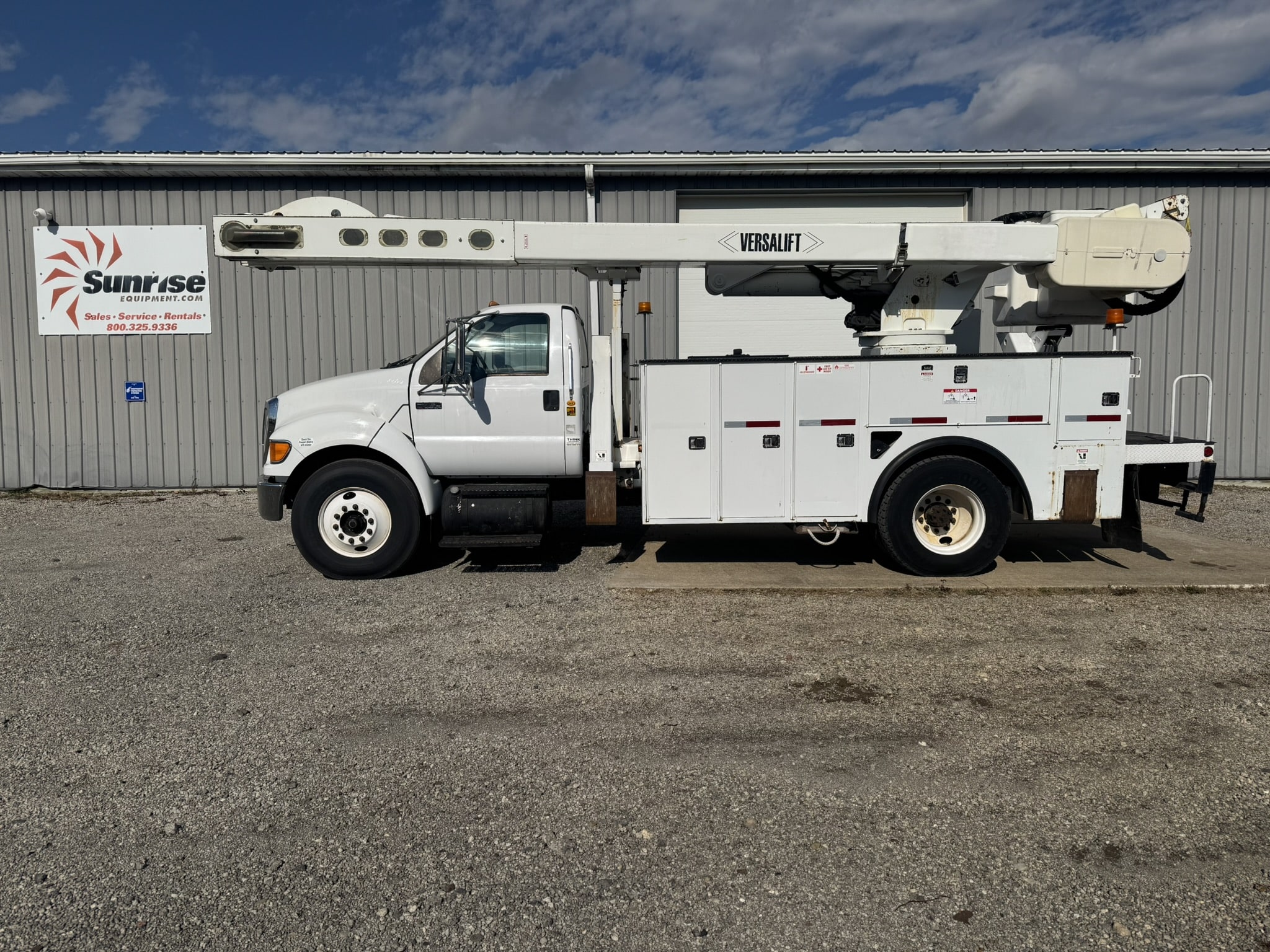 60' VERSALIFT VO355XMHI ON 2010 FORD F750 4X2 CHASSIS - Image 3