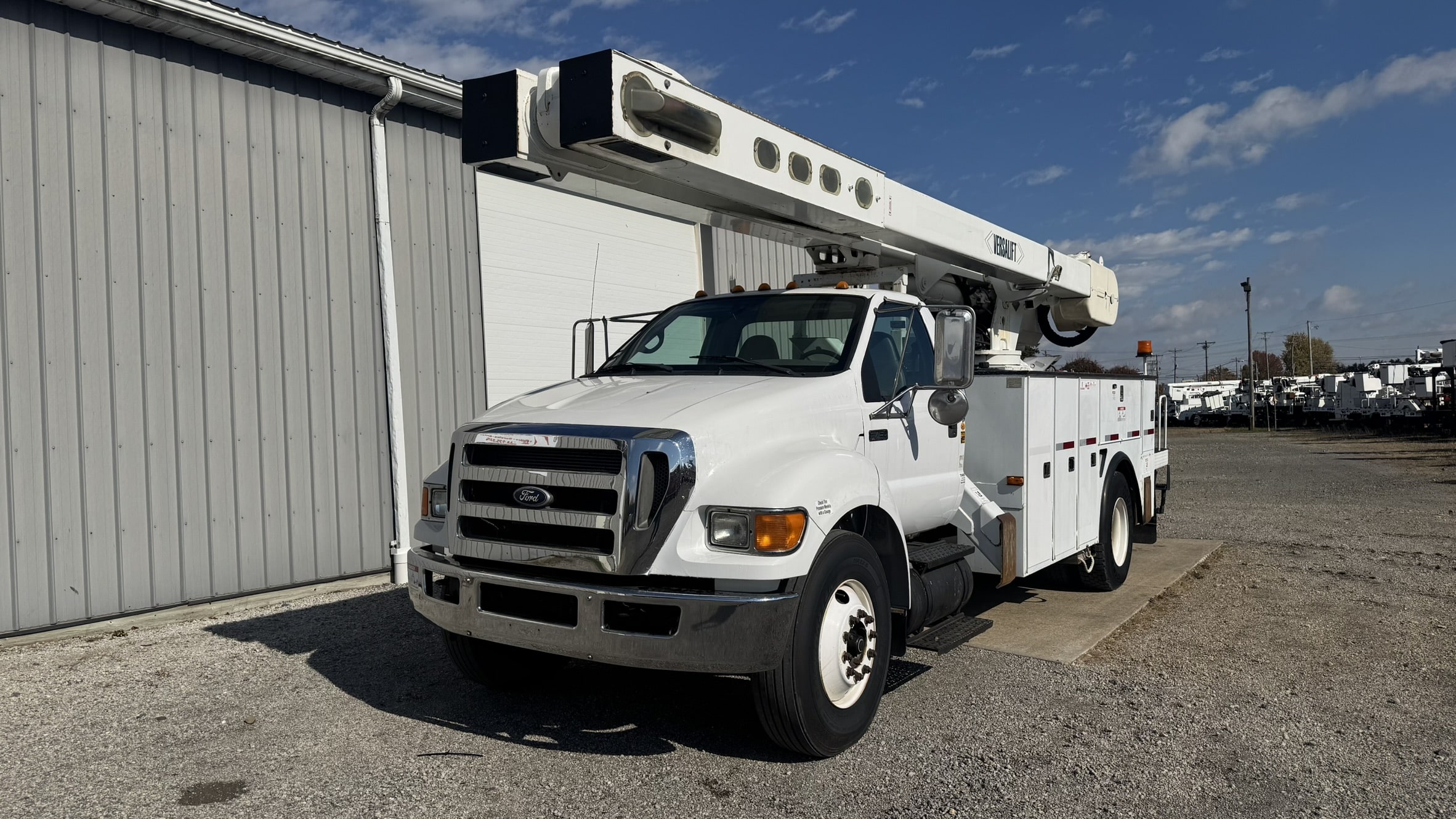 60' VERSALIFT VO355XMHI ON 2010 FORD F750 4X2 CHASSIS - Image 2