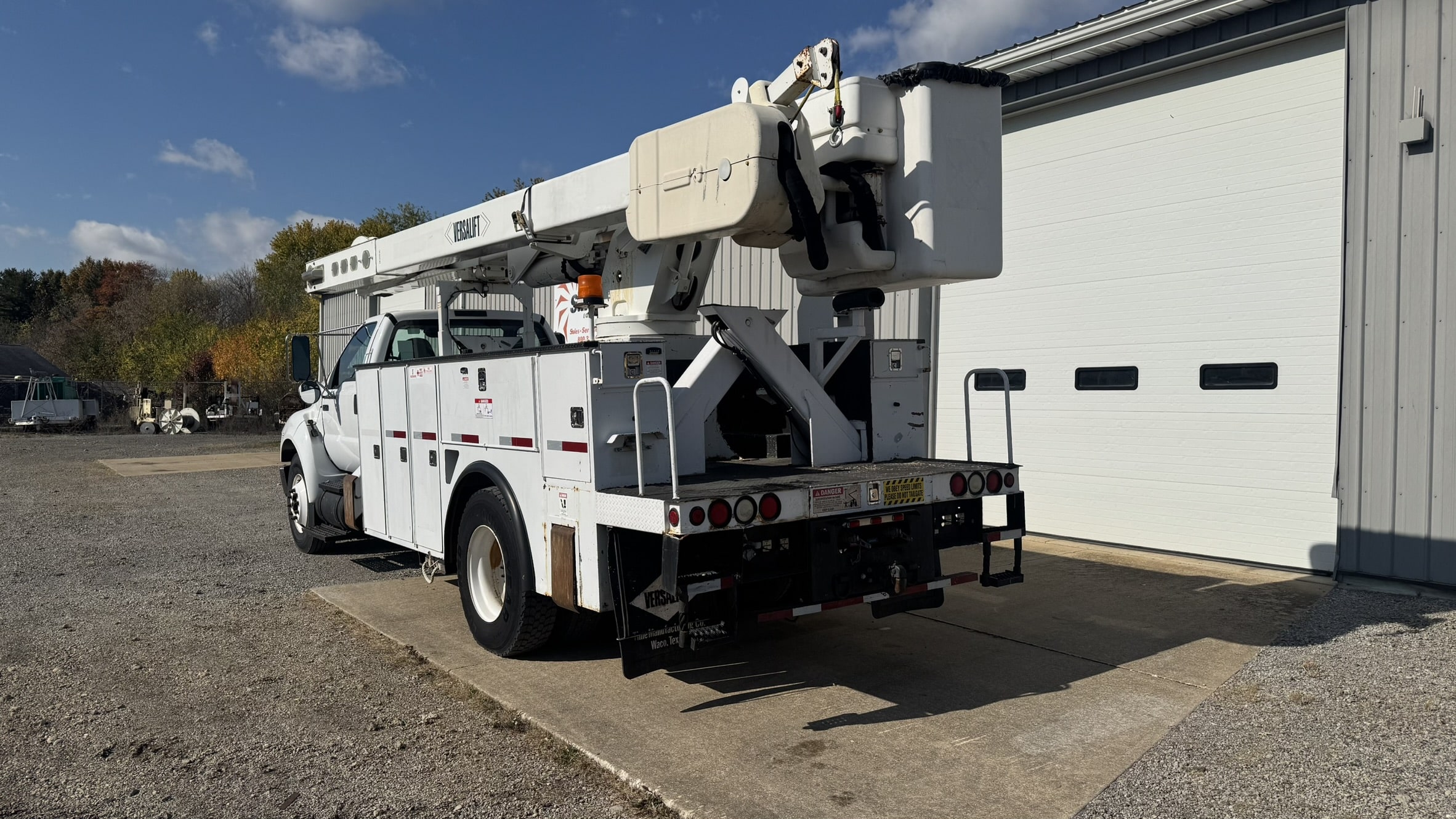 60' VERSALIFT VO355XMHI ON 2010 FORD F750 4X2 CHASSIS - Image 4