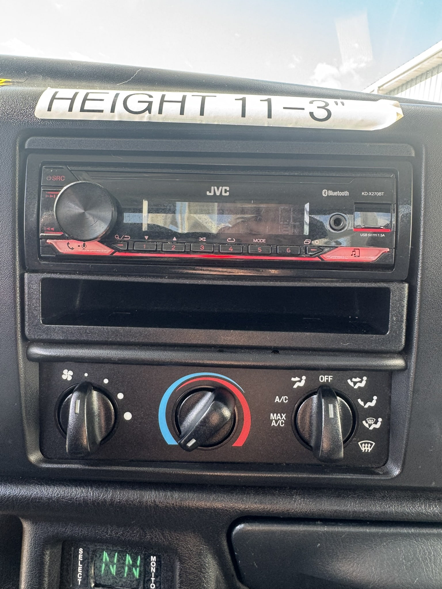 60' VERSALIFT VO355XMHI ON 2010 FORD F750 4X2 CHASSIS - Image 16