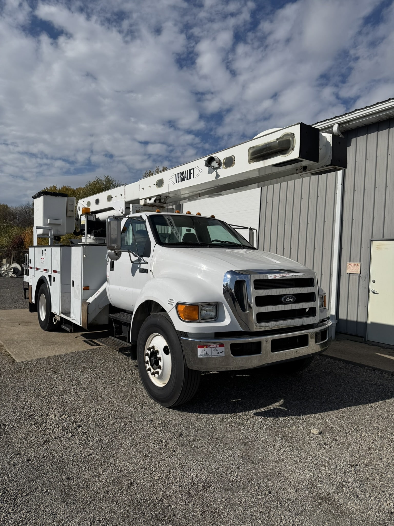 60' VERSALIFT VO355XMHI ON 2010 FORD F750 4X2 CHASSIS - Image 5