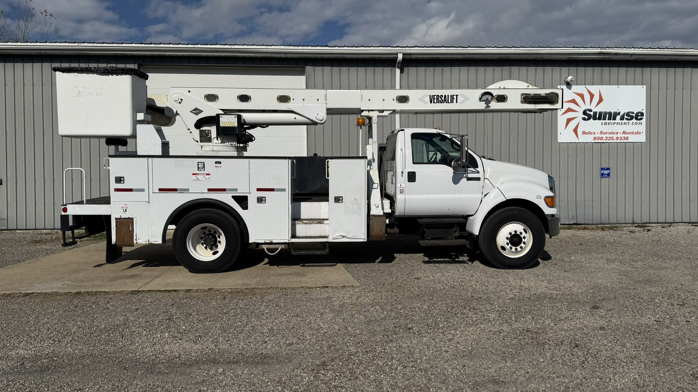 60' VERSALIFT VO355XMHI ON 2010 FORD F750 4X2 CHASSIS - Image 6