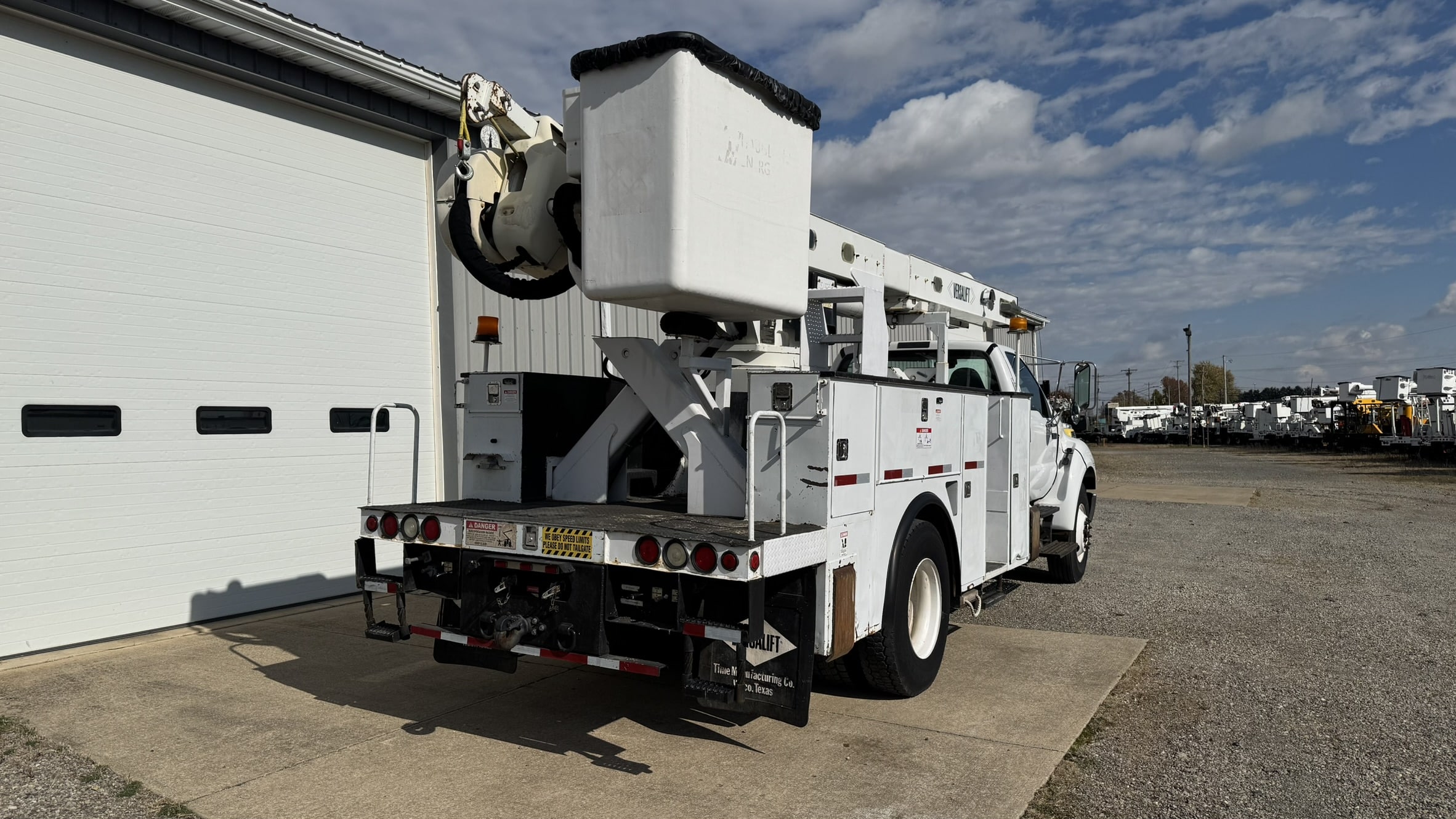 60' VERSALIFT VO355XMHI ON 2010 FORD F750 4X2 CHASSIS - Image 7