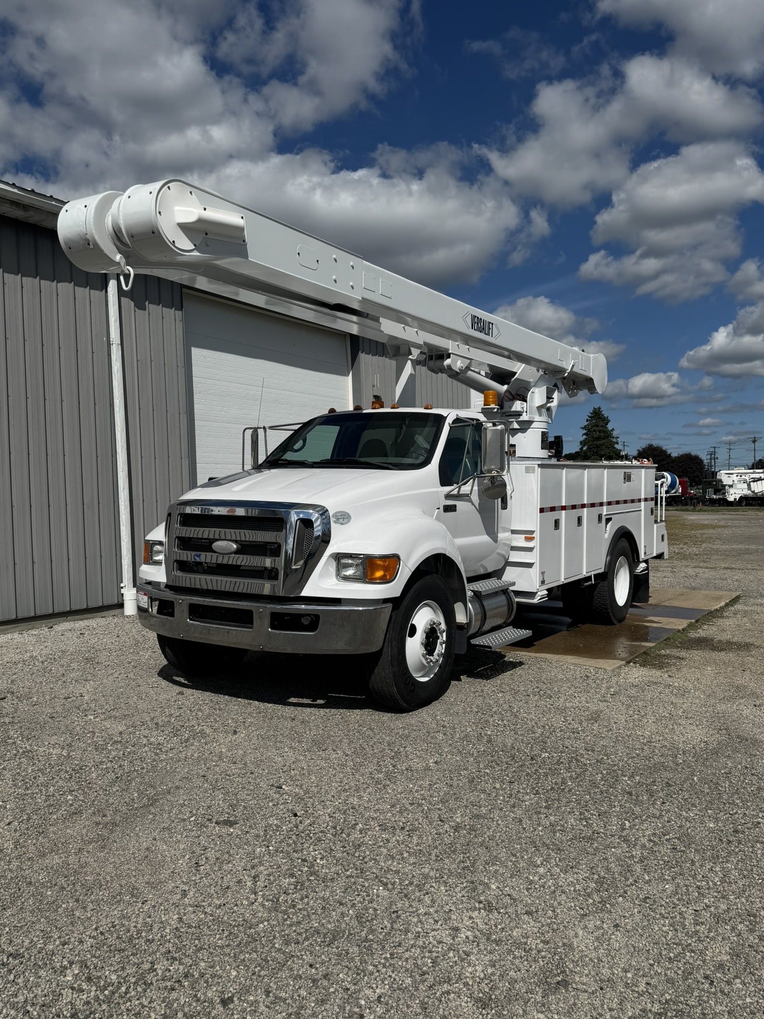 60' VERSALIFT VO355MHI ON 2009 FORD F750 CHASSIS 4X2 - Image 6