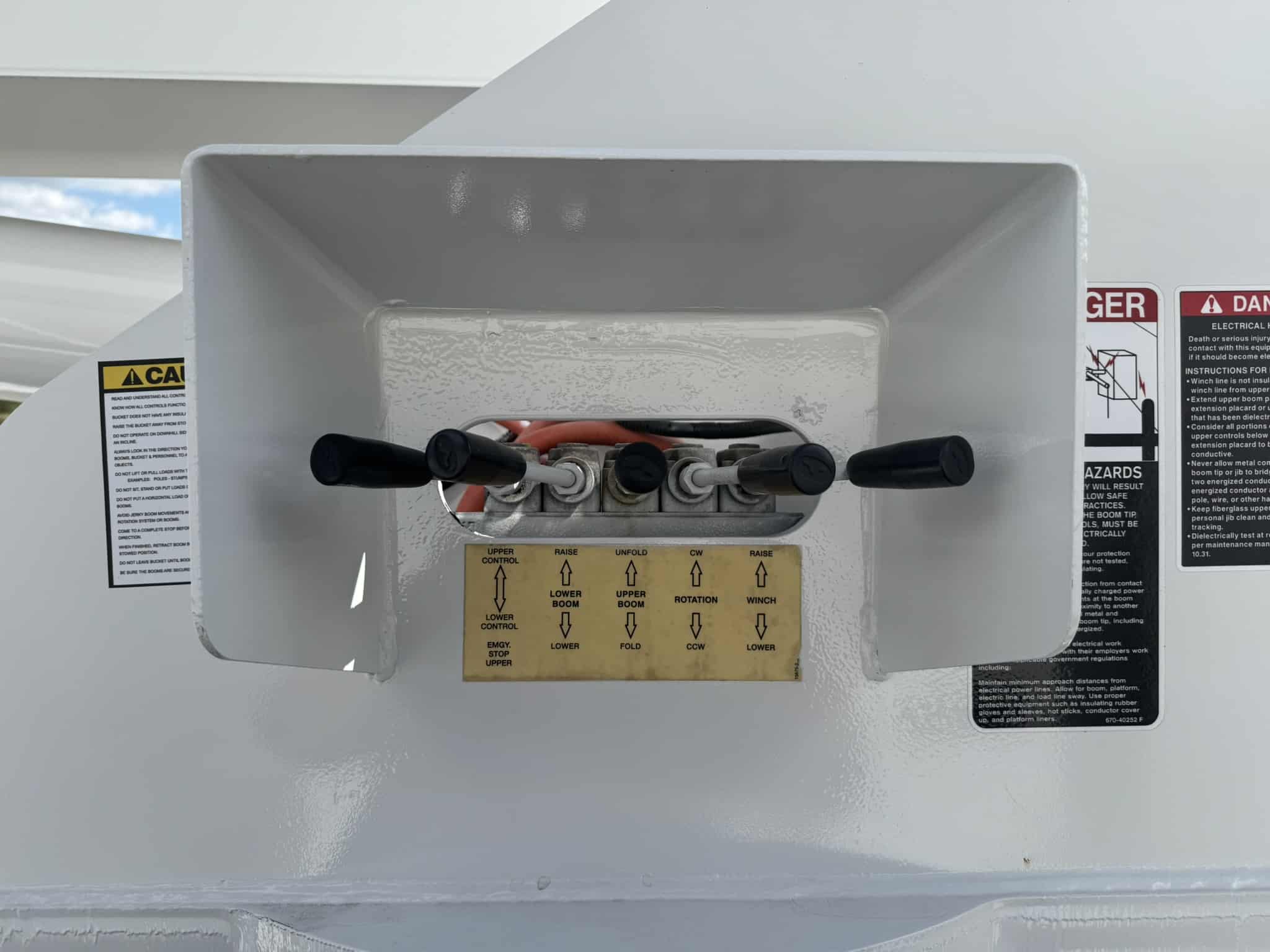 60' VERSALIFT VO355MHI ON 2009 FORD F750 CHASSIS 4X2 - Image 34