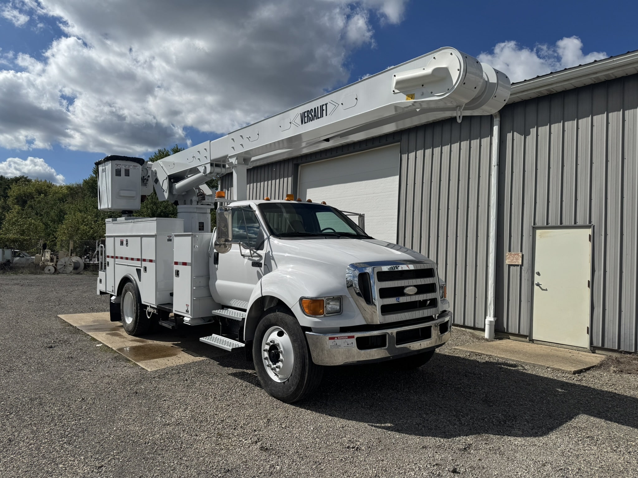 60' VERSALIFT VO355MHI ON 2009 FORD F750 CHASSIS 4X2 - Image 5