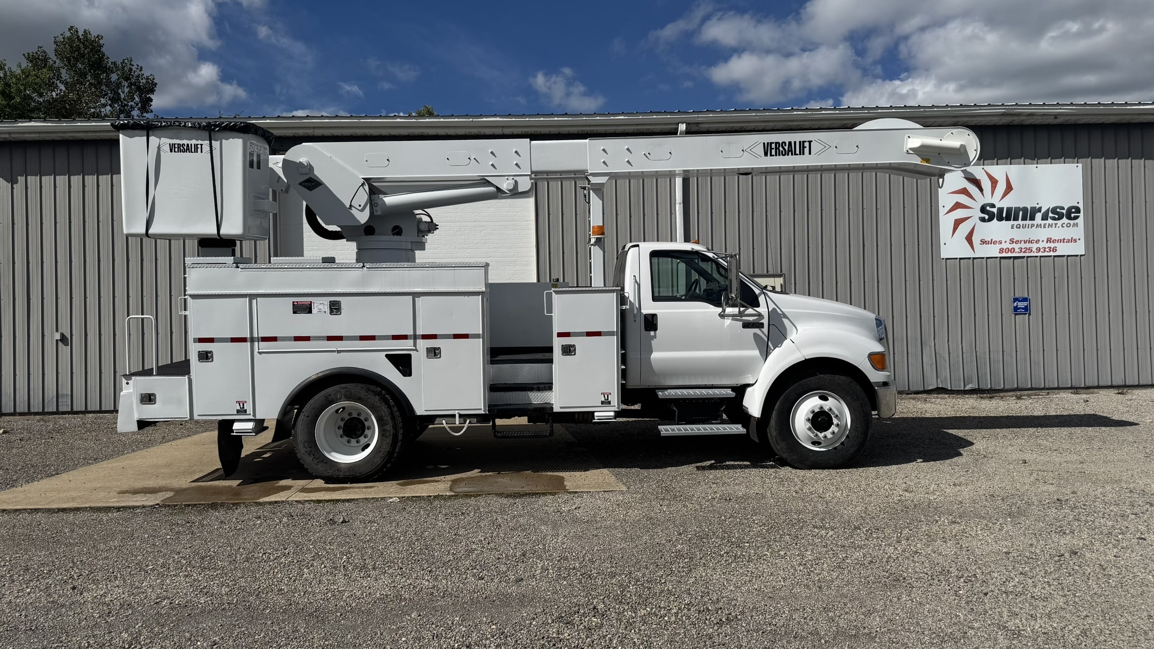 60' VERSALIFT VO355MHI ON 2009 FORD F750 CHASSIS 4X2 - Image 4
