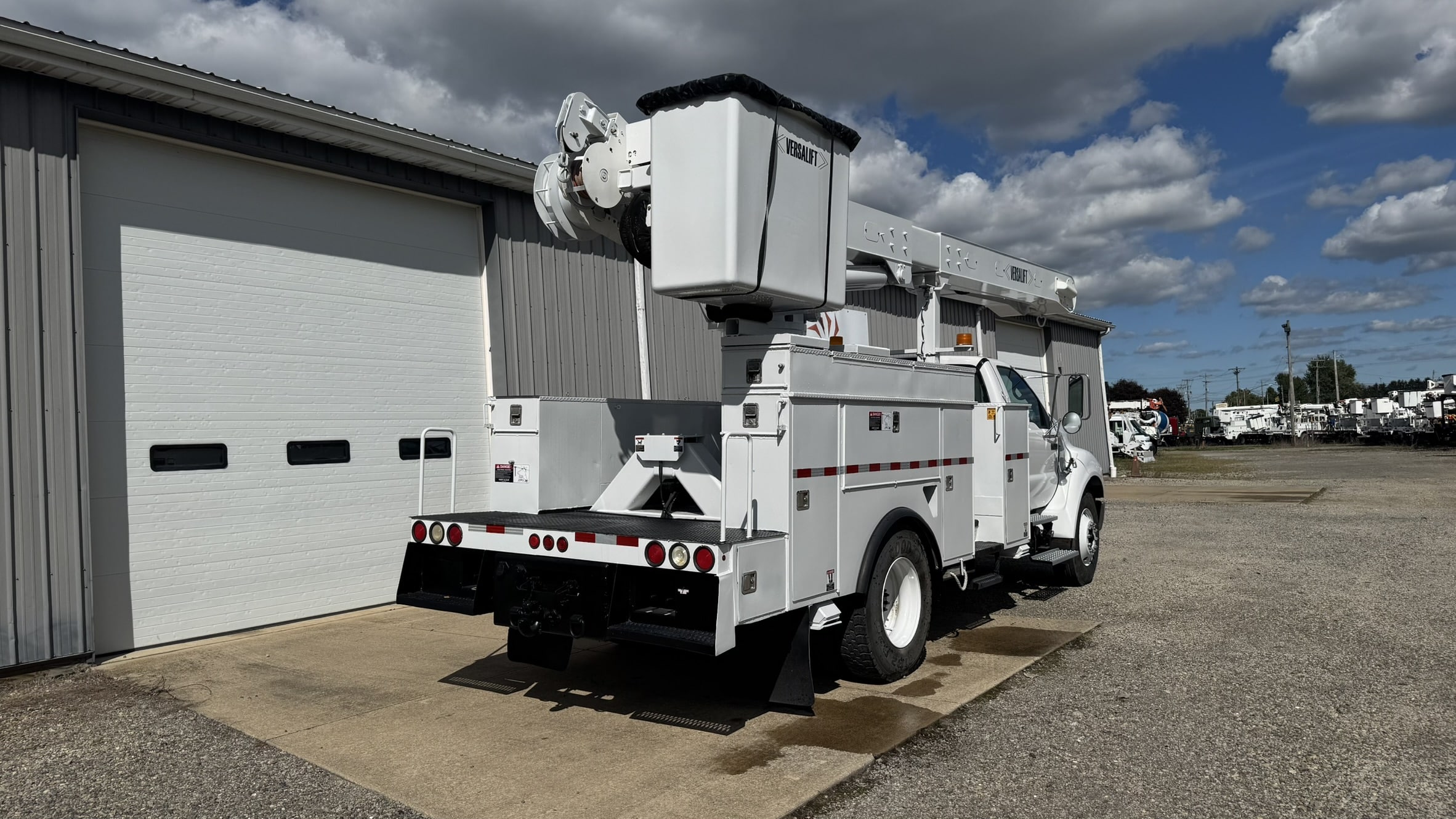 60' VERSALIFT VO355MHI ON 2009 FORD F750 CHASSIS 4X2 - Image 3