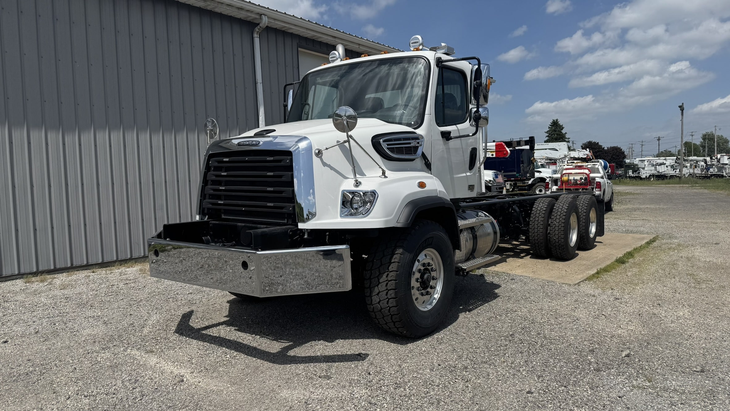 2026 FREIGHTLINER 114SD PLUS 6x4 CAB & CHASSIS - Image 2