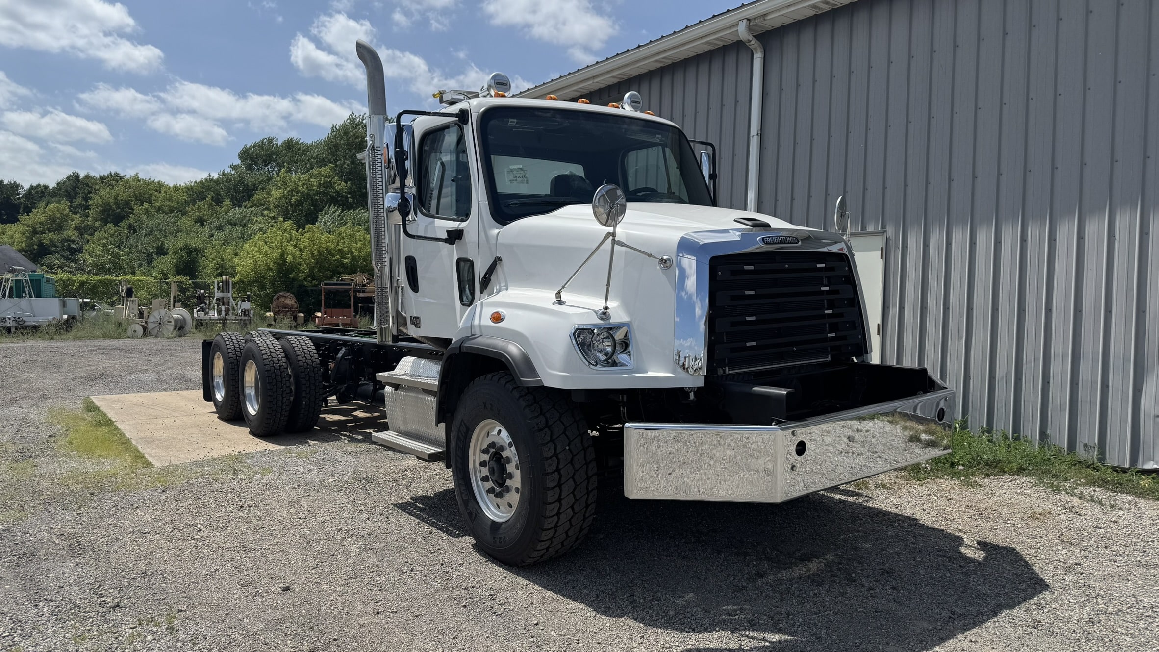 2026 FREIGHTLINER 114SD PLUS 6x4 CAB & CHASSIS - Image 5