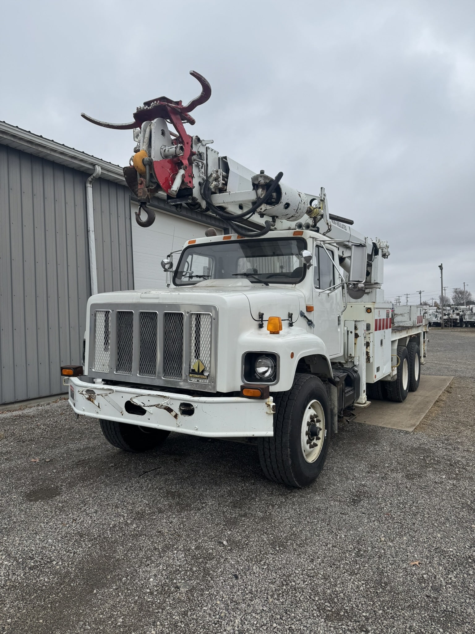ALTEC D4060T-R DIGGER DERRICK ON A 1998 INTERNATIONAL 2654 6X4 CHASSIS - Image 2