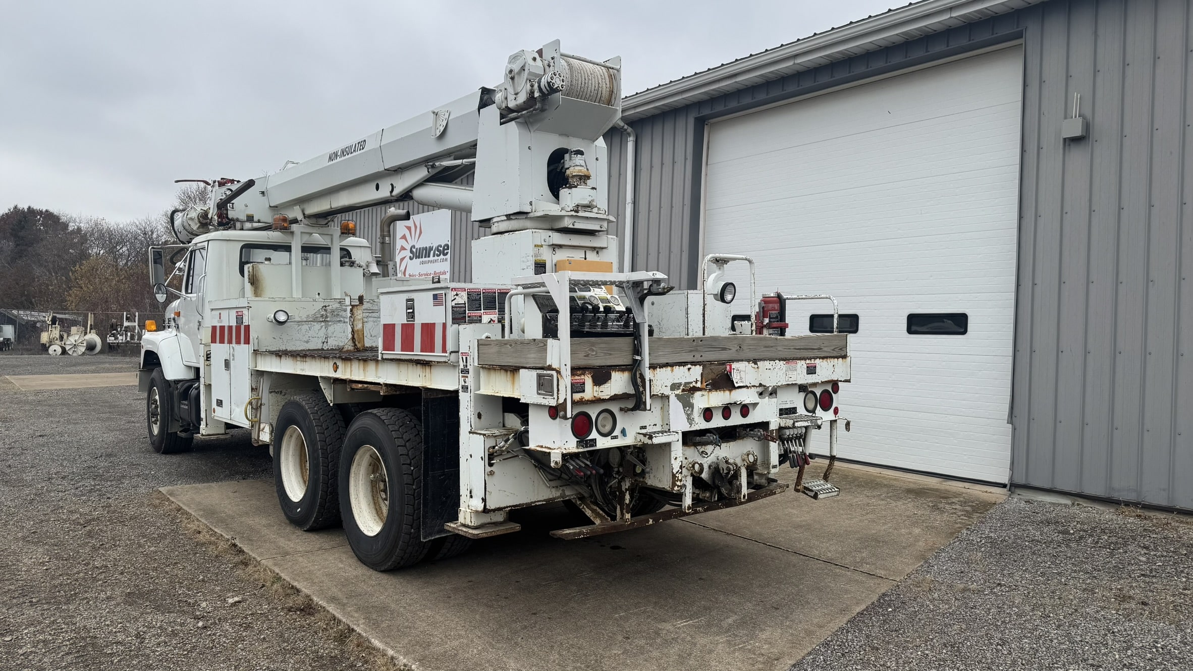 ALTEC D4060T-R DIGGER DERRICK ON A 1998 INTERNATIONAL 2654 6X4 CHASSIS - Image 4