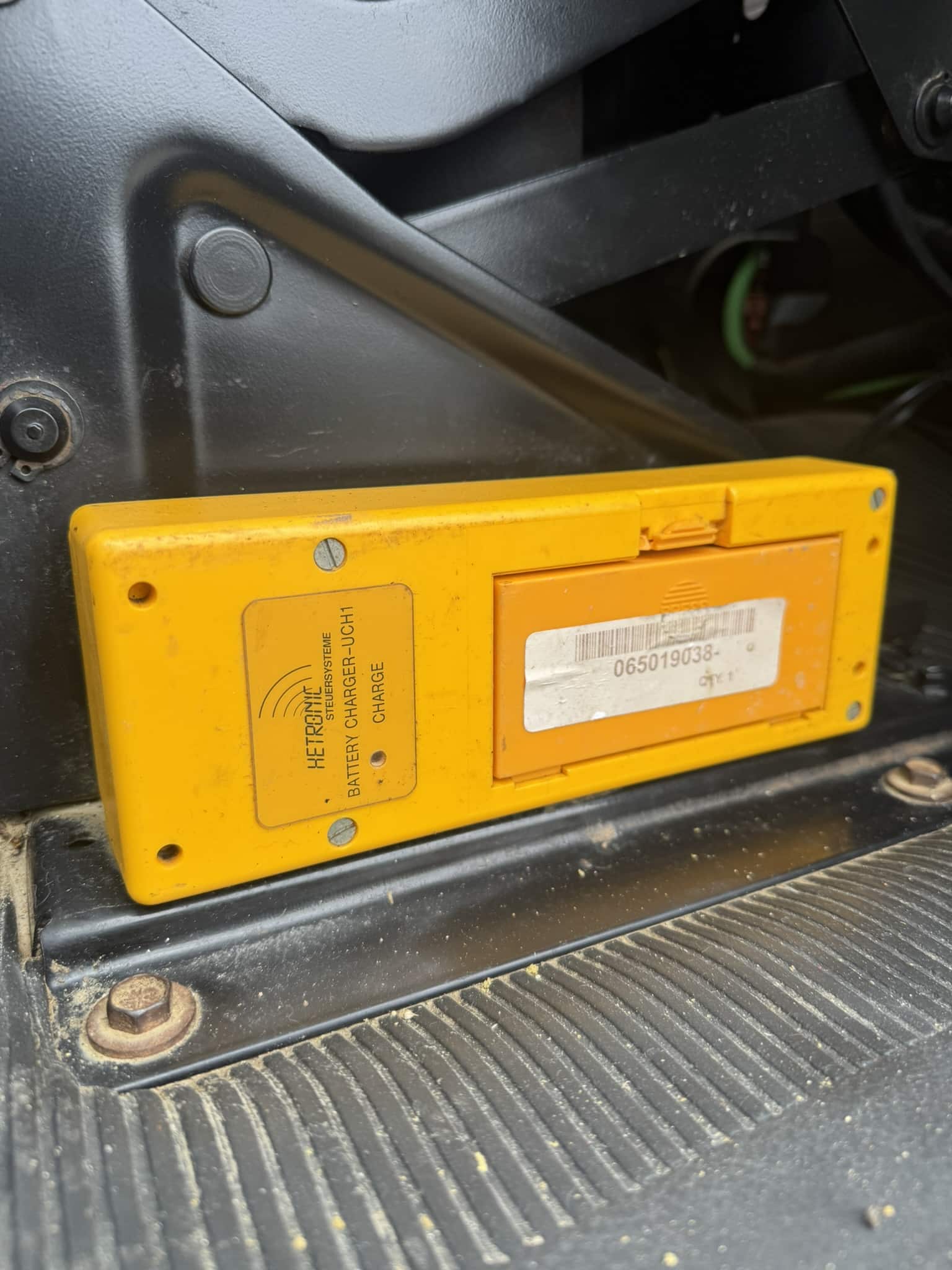 ALTEC D4060T-R DIGGER DERRICK ON A 1998 INTERNATIONAL 2654 6X4 CHASSIS - Image 11