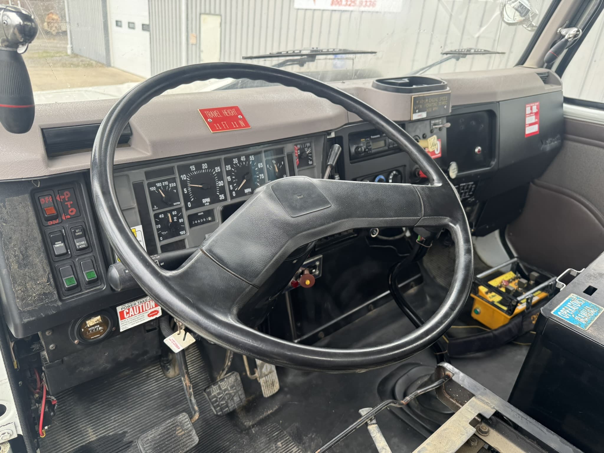 ALTEC D4060T-R DIGGER DERRICK ON A 1998 INTERNATIONAL 2654 6X4 CHASSIS - Image 12