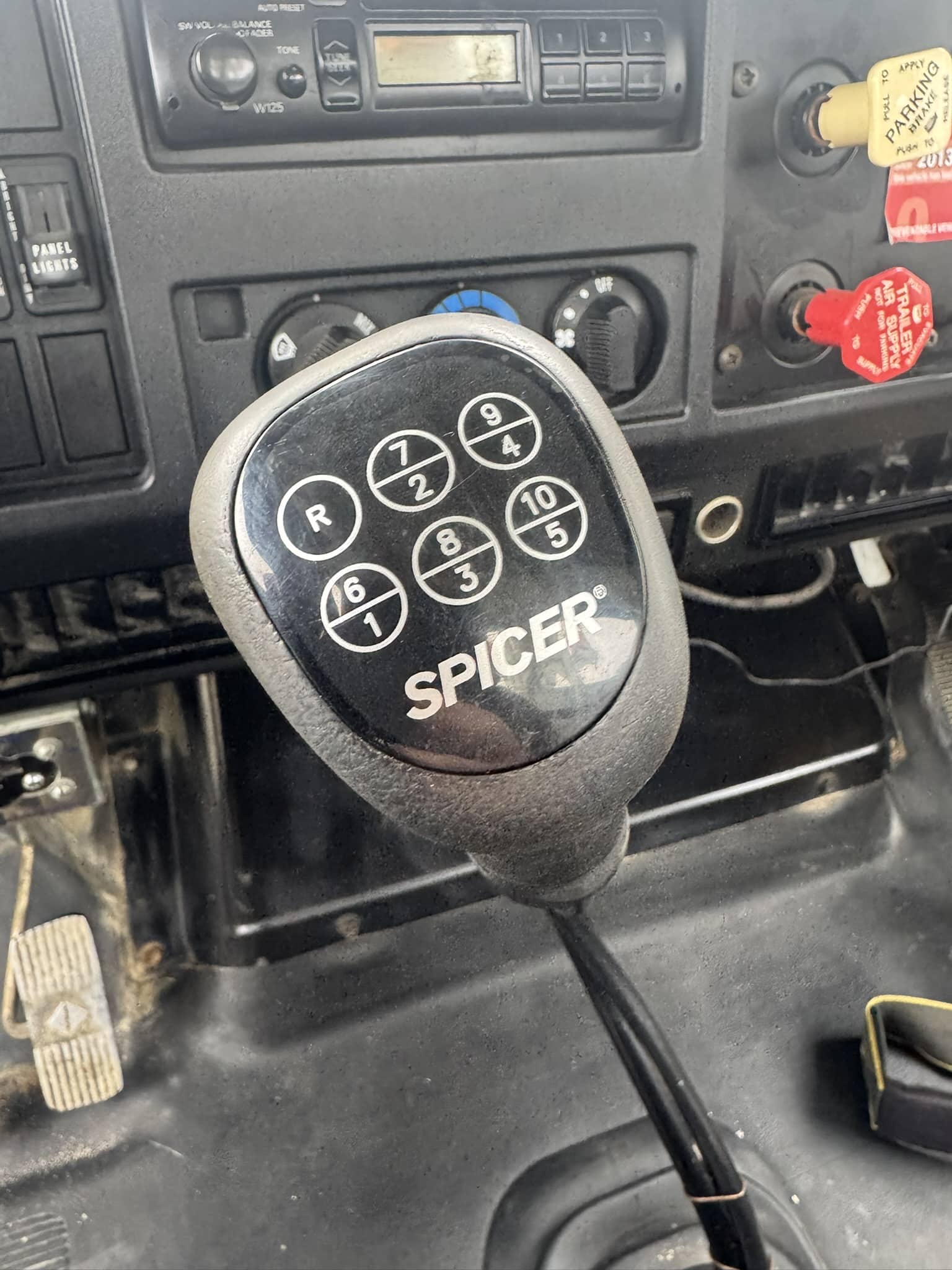 ALTEC D4060T-R DIGGER DERRICK ON A 1998 INTERNATIONAL 2654 6X4 CHASSIS - Image 17