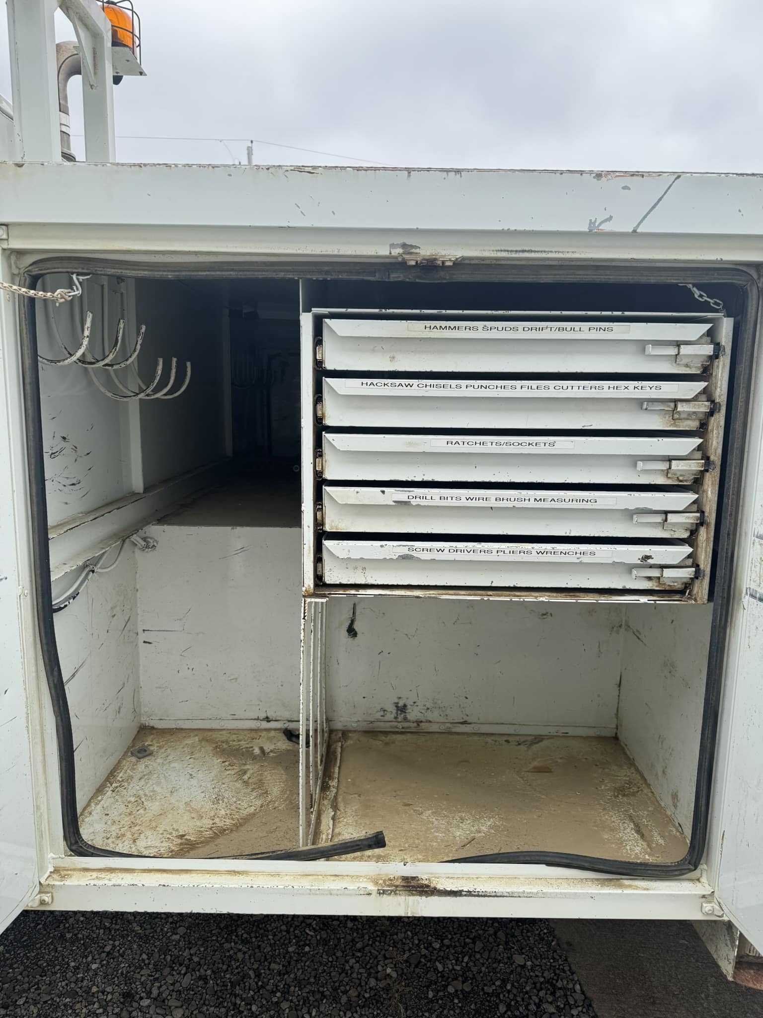 ALTEC D4060T-R DIGGER DERRICK ON A 1998 INTERNATIONAL 2654 6X4 CHASSIS - Image 22