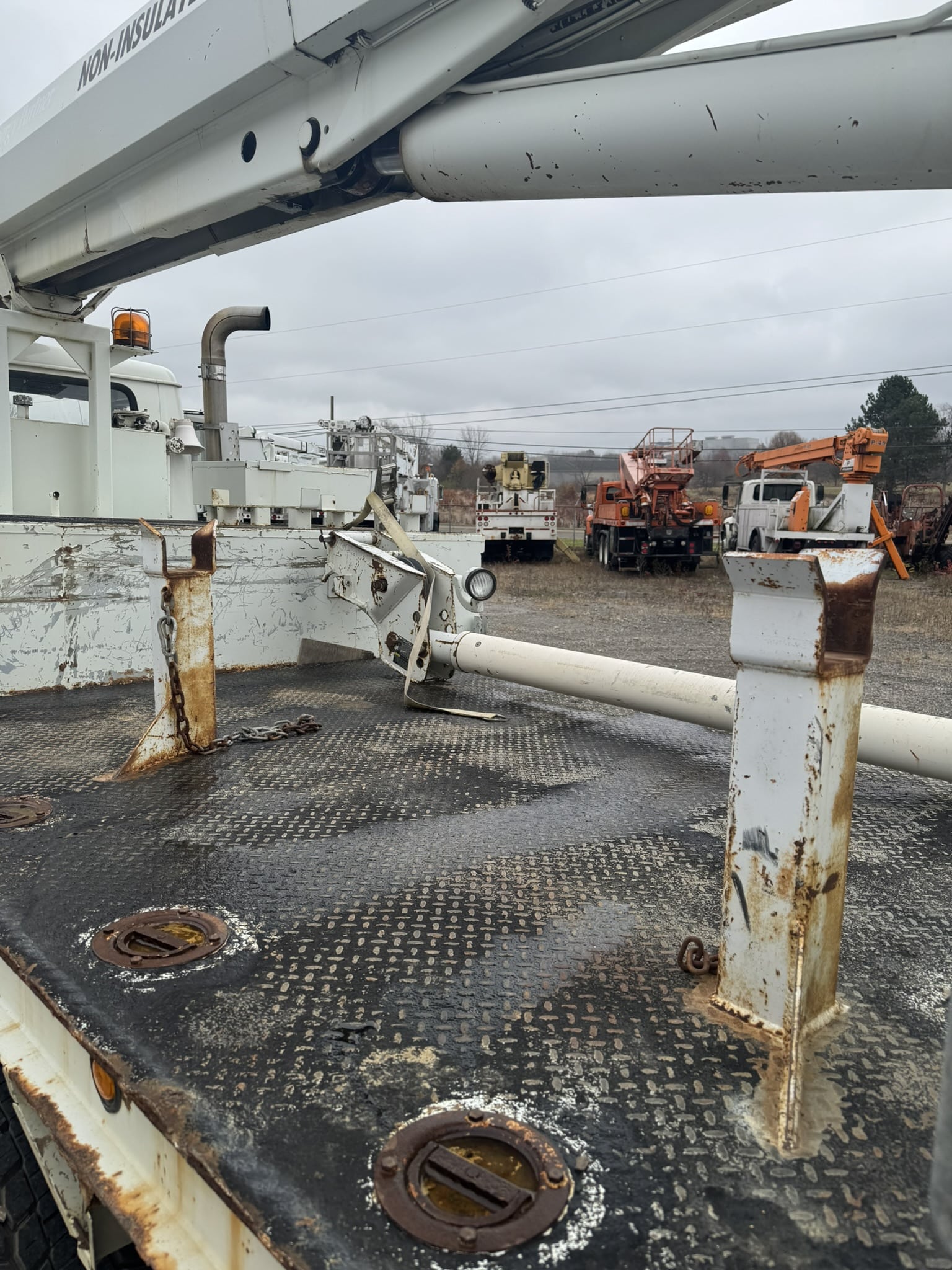 ALTEC D4060T-R DIGGER DERRICK ON A 1998 INTERNATIONAL 2654 6X4 CHASSIS - Image 24