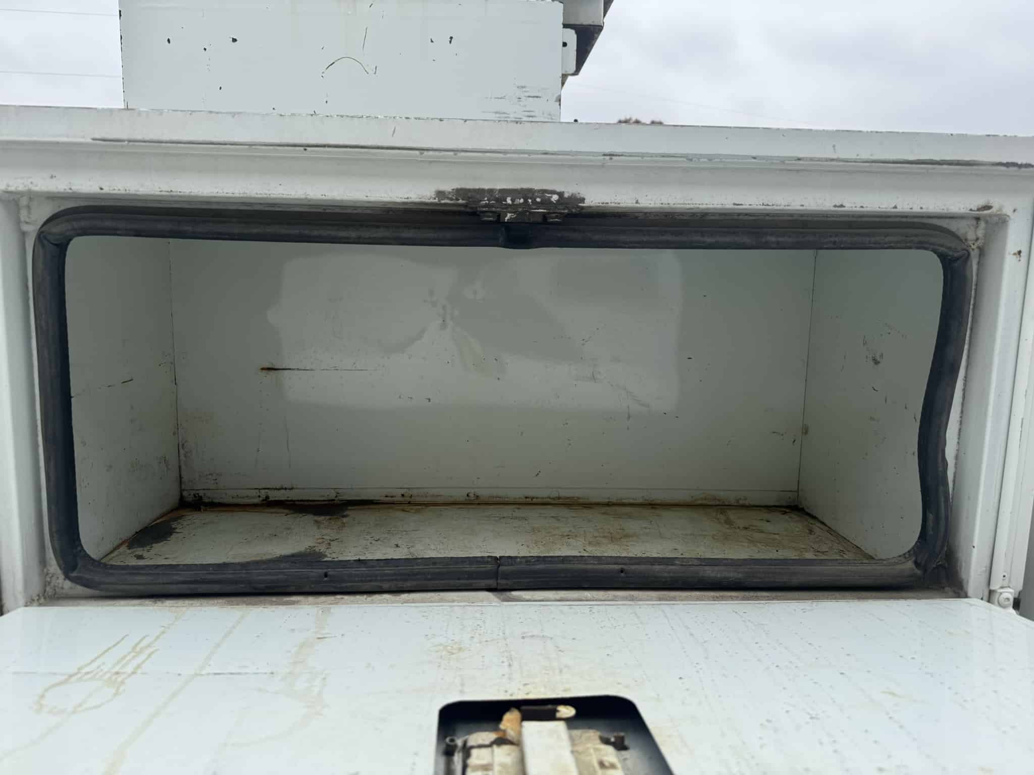 ALTEC D4060T-R DIGGER DERRICK ON A 1998 INTERNATIONAL 2654 6X4 CHASSIS - Image 25