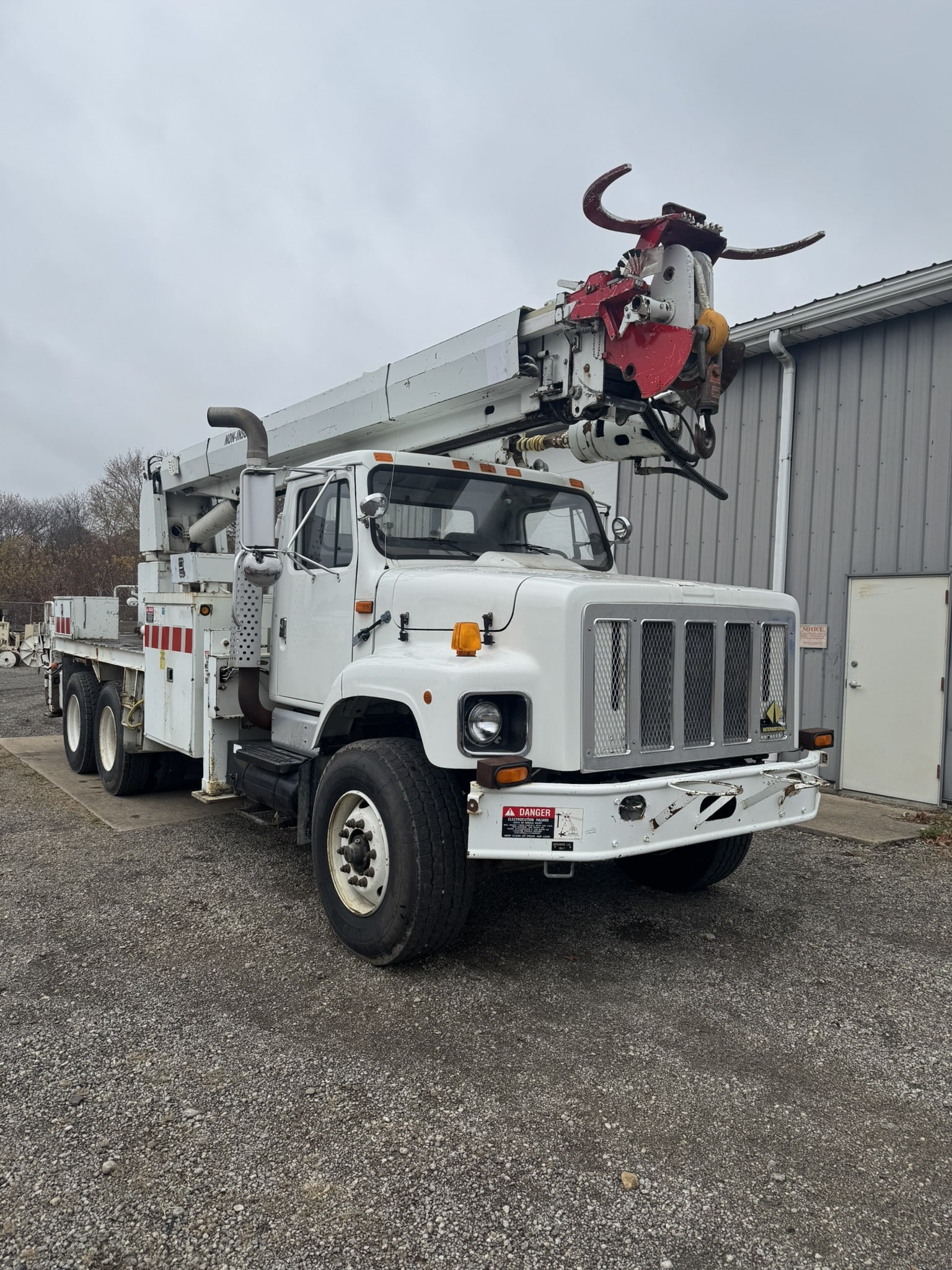 ALTEC D4060T-R DIGGER DERRICK ON A 1998 INTERNATIONAL 2654 6X4 CHASSIS - Image 5