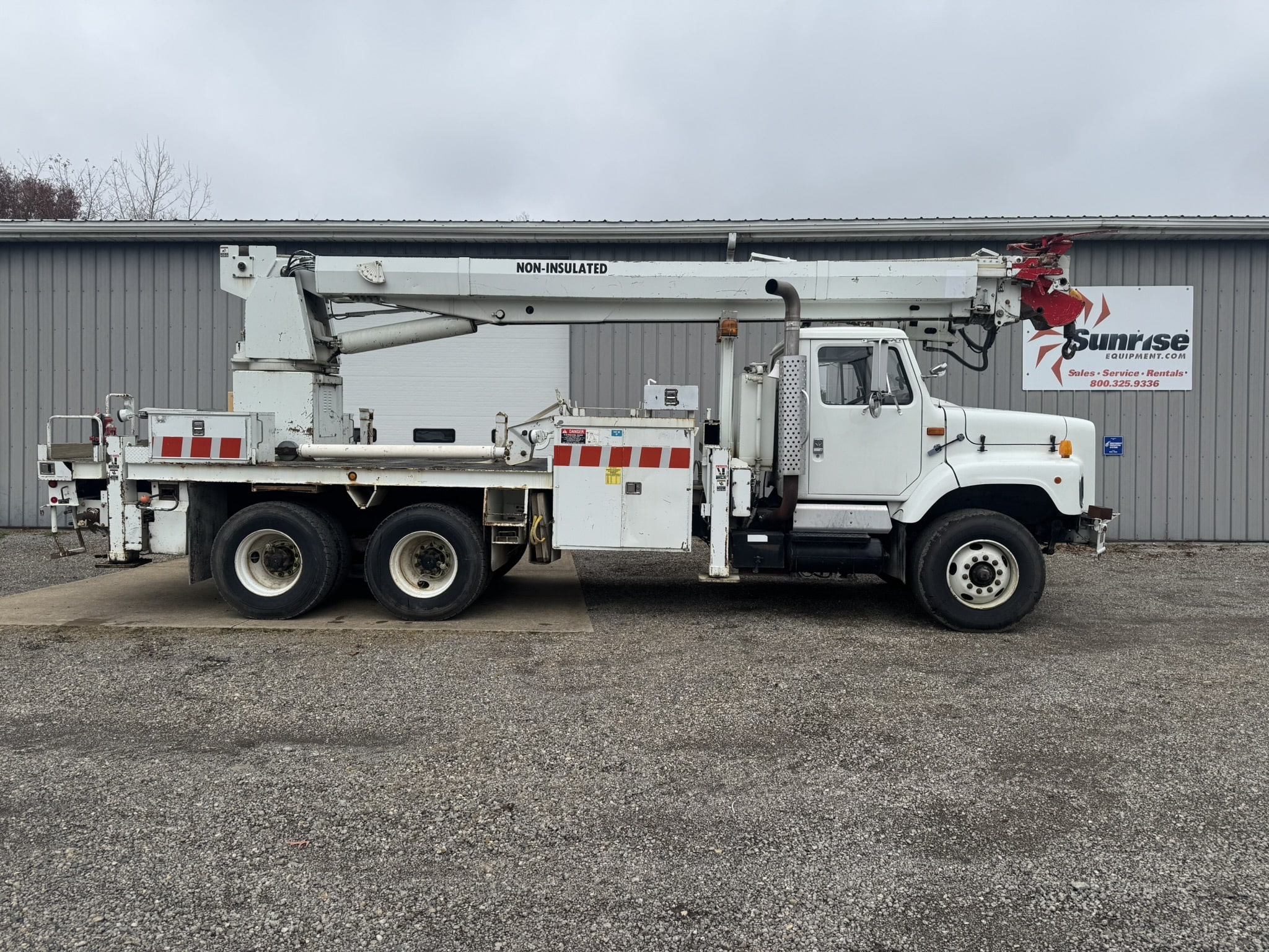 ALTEC D4060T-R DIGGER DERRICK ON A 1998 INTERNATIONAL 2654 6X4 CHASSIS - Image 6