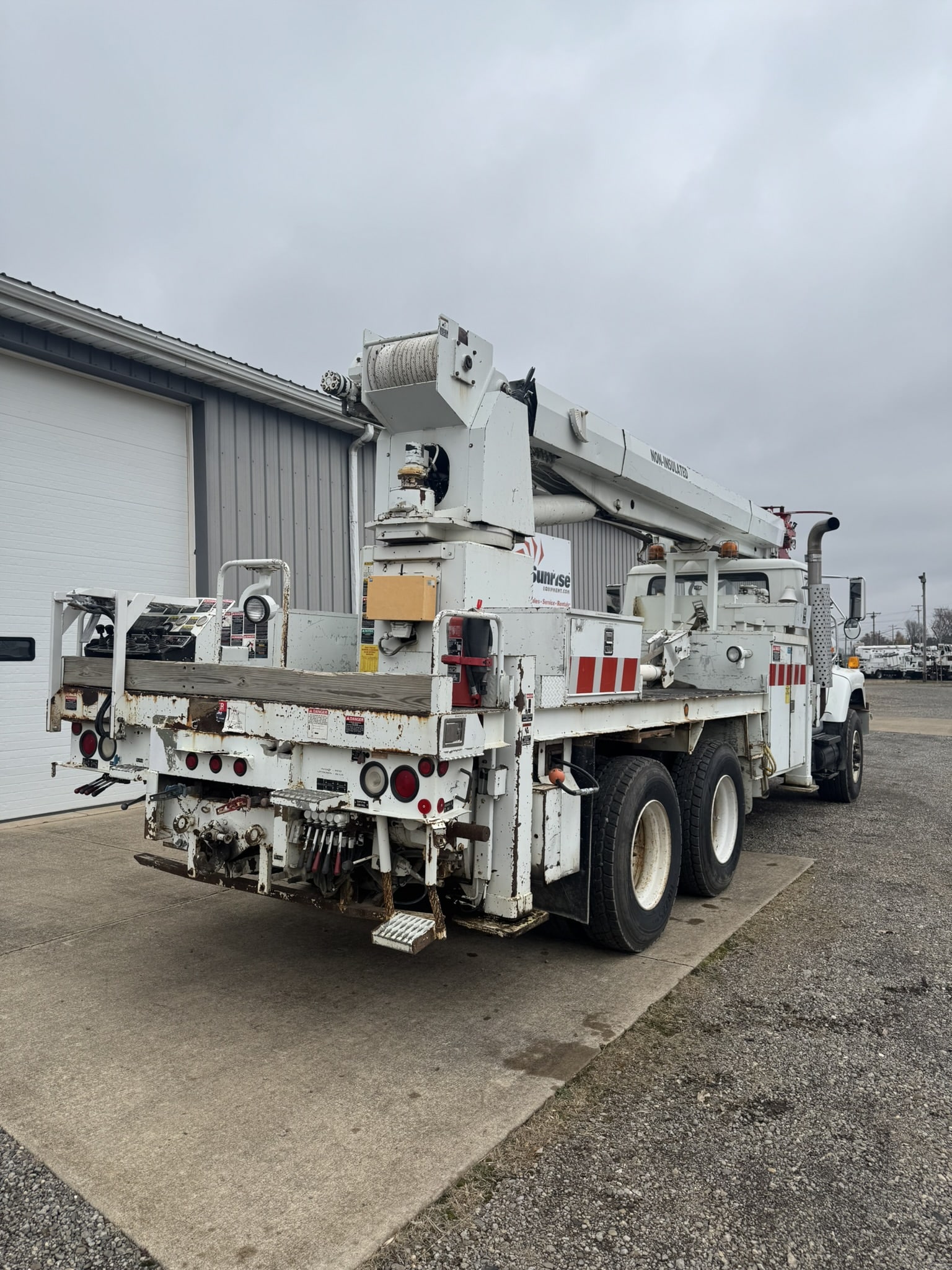 ALTEC D4060T-R DIGGER DERRICK ON A 1998 INTERNATIONAL 2654 6X4 CHASSIS - Image 7