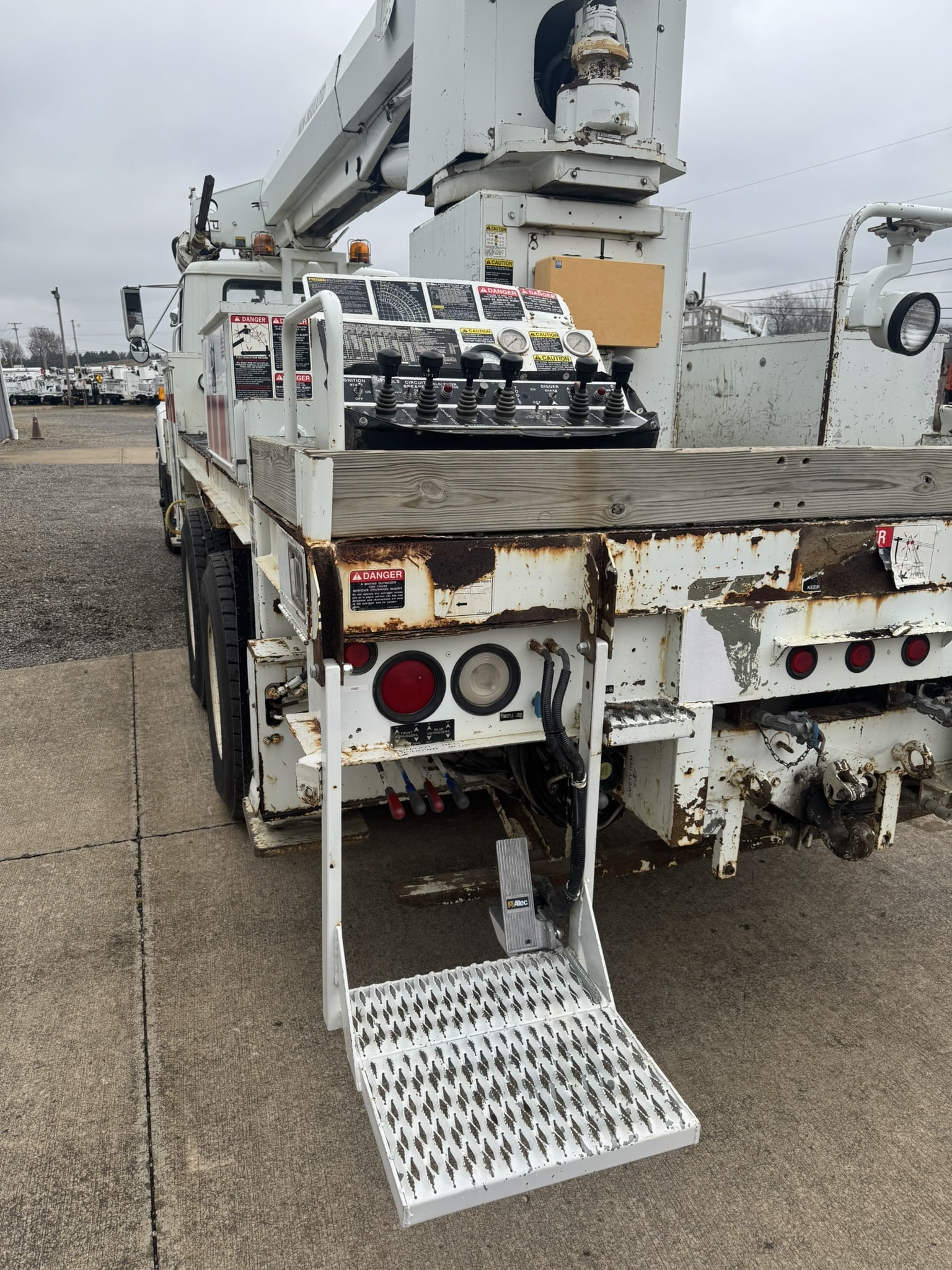 ALTEC D4060T-R DIGGER DERRICK ON A 1998 INTERNATIONAL 2654 6X4 CHASSIS - Image 10