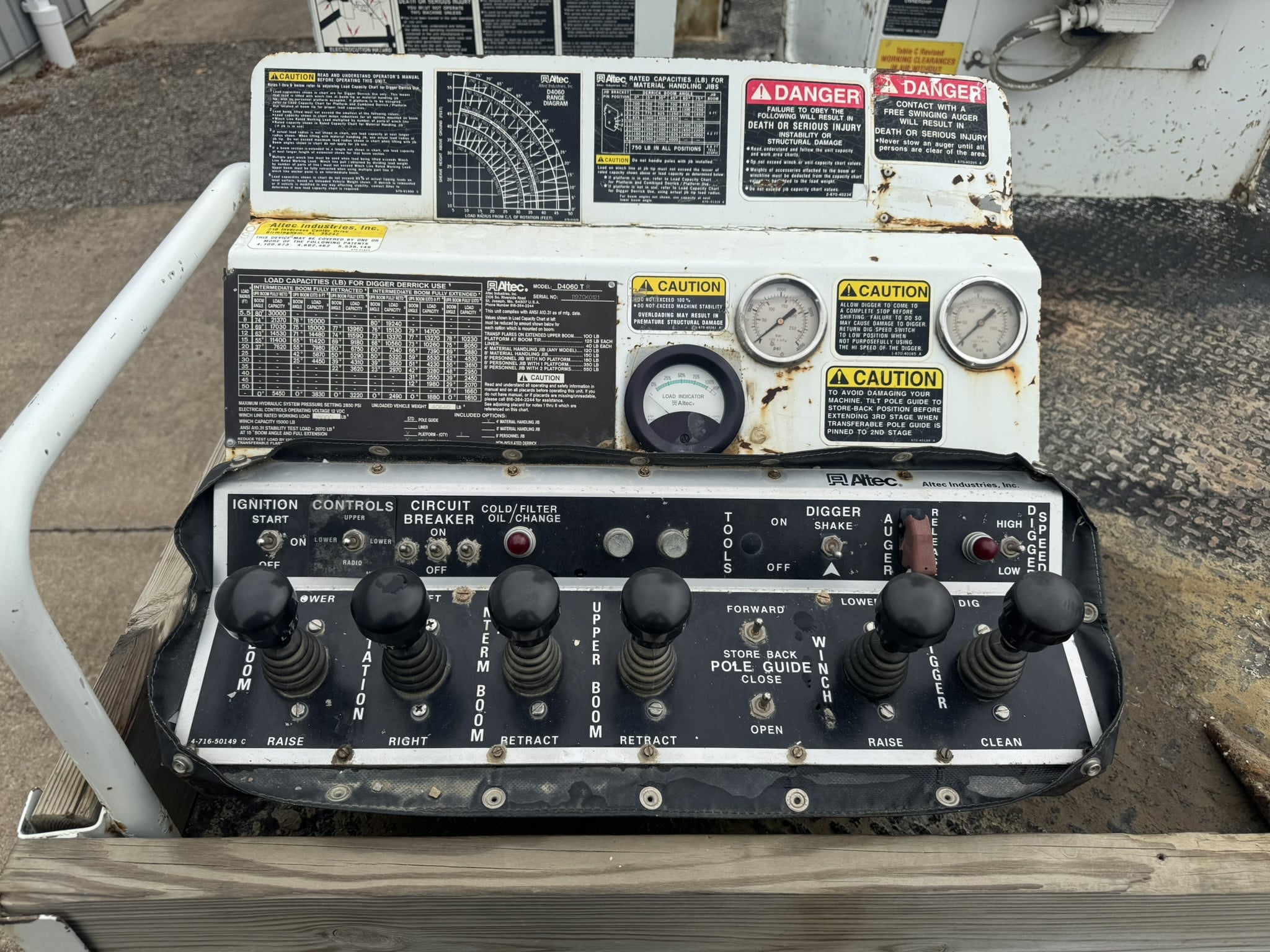 ALTEC D4060T-R DIGGER DERRICK ON A 1998 INTERNATIONAL 2654 6X4 CHASSIS - Image 30