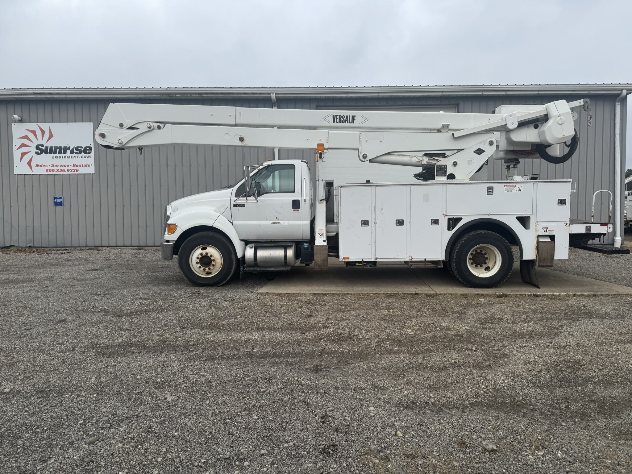 65' VERSALIFT VO460MHI ON 2015 FORD F750 4X2 CHASSIS - Image 3