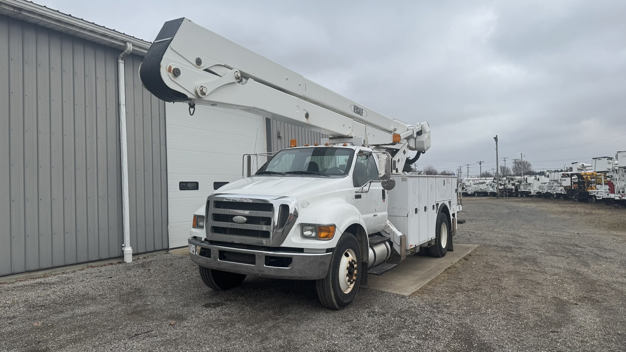 65' VERSALIFT VO460MHI ON 2015 FORD F750 4X2 CHASSIS - Image 2