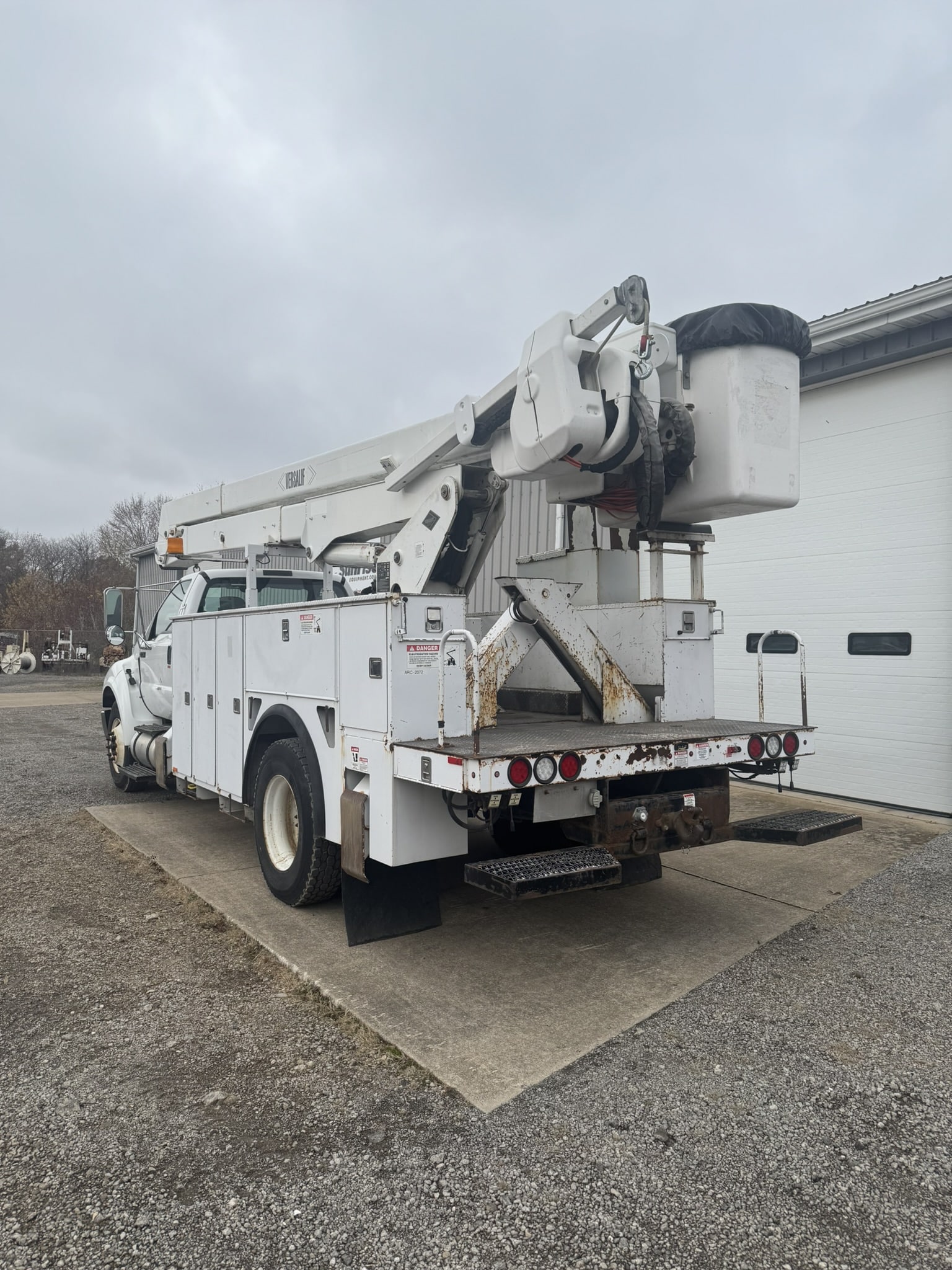 65' VERSALIFT VO460MHI ON 2015 FORD F750 4X2 CHASSIS - Image 4