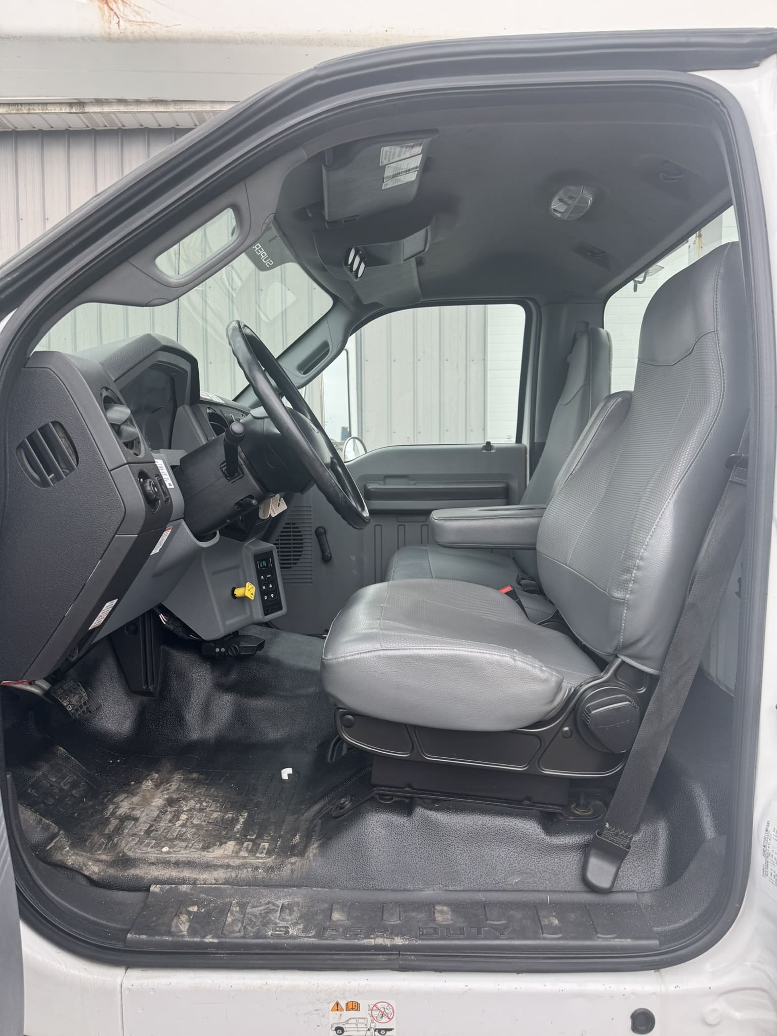 65' VERSALIFT VO460MHI ON 2015 FORD F750 4X2 CHASSIS - Image 10