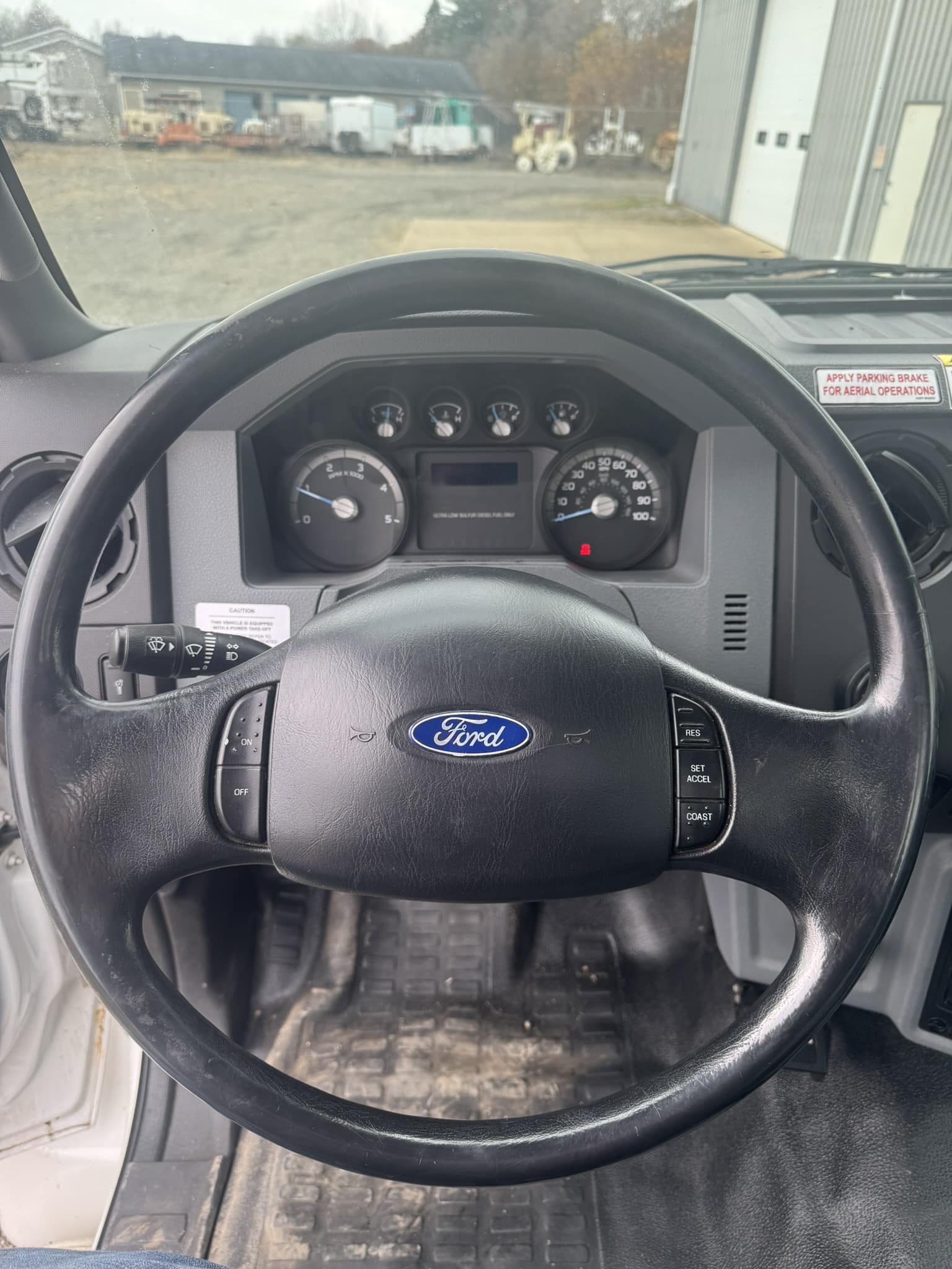 65' VERSALIFT VO460MHI ON 2015 FORD F750 4X2 CHASSIS - Image 13