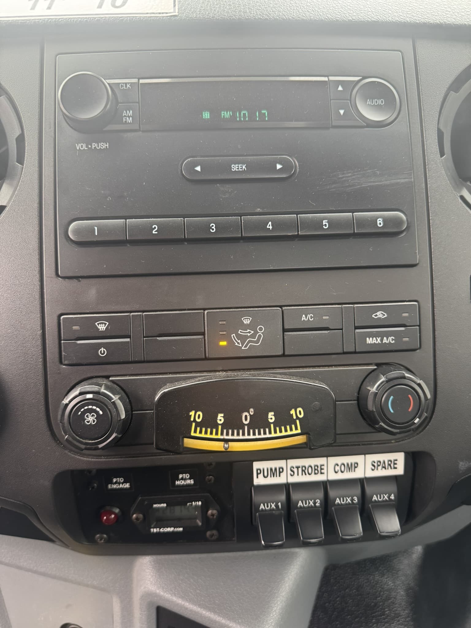 65' VERSALIFT VO460MHI ON 2015 FORD F750 4X2 CHASSIS - Image 16