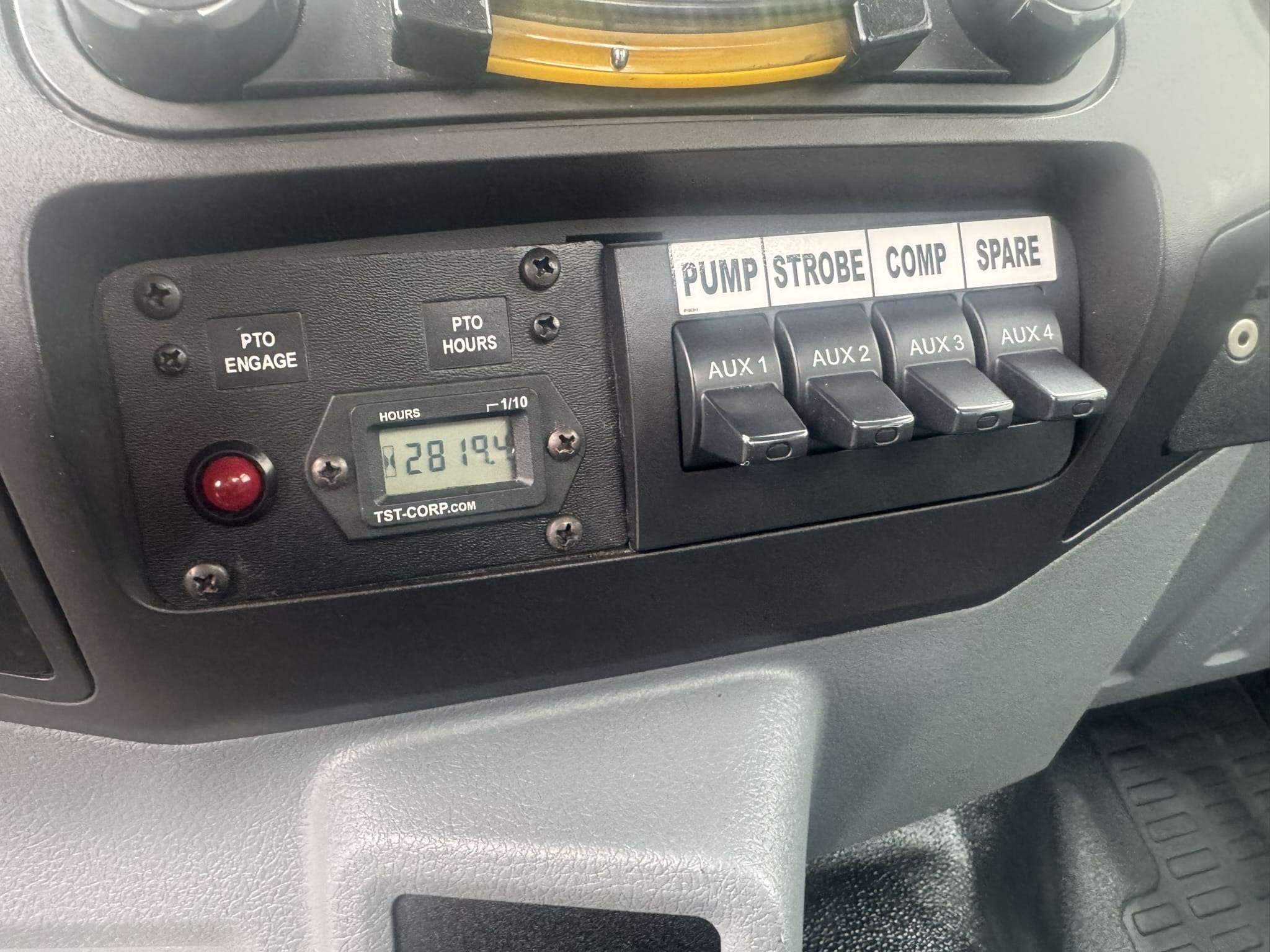 65' VERSALIFT VO460MHI ON 2015 FORD F750 4X2 CHASSIS - Image 18