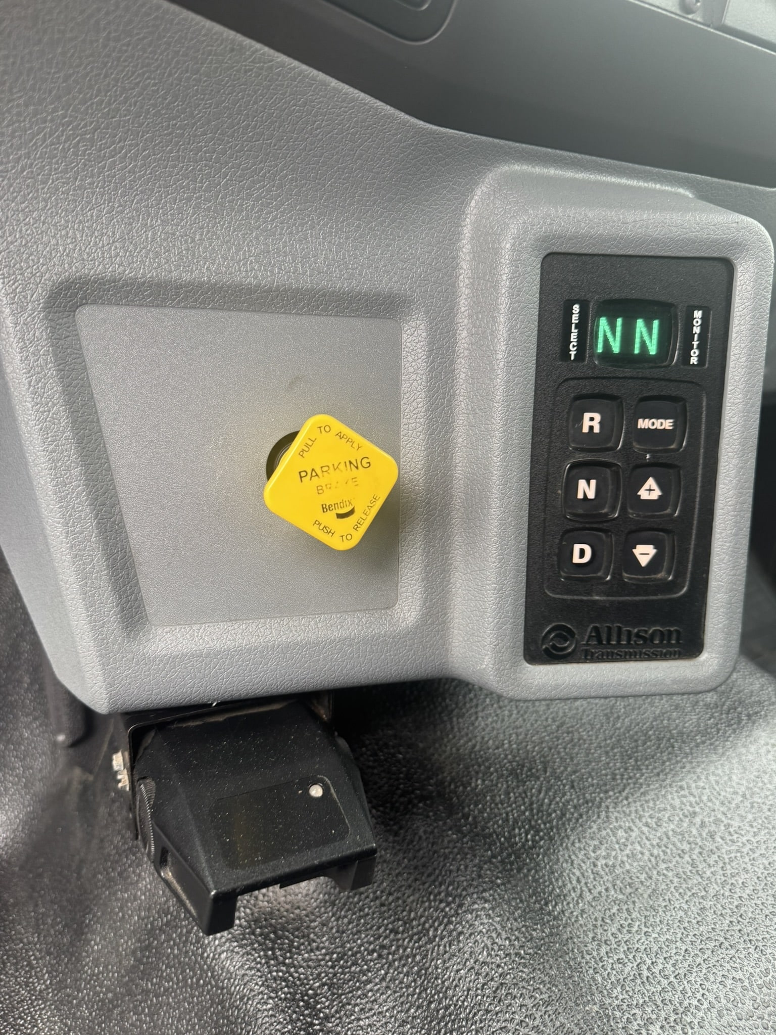 65' VERSALIFT VO460MHI ON 2015 FORD F750 4X2 CHASSIS - Image 20