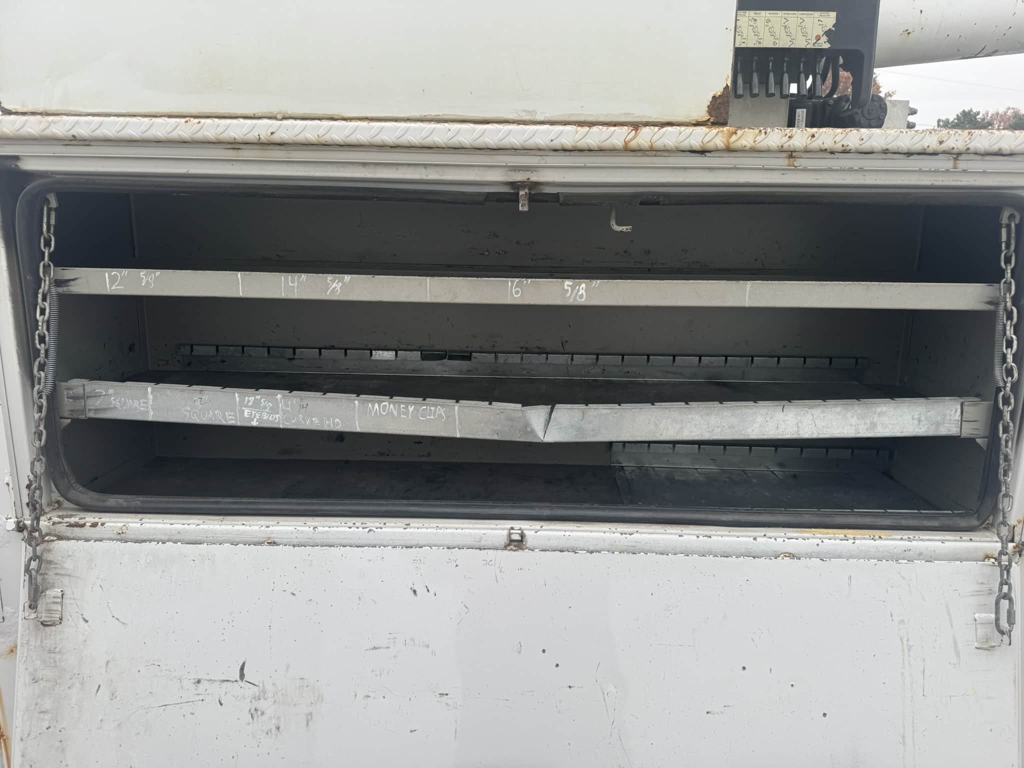 65' VERSALIFT VO460MHI ON 2015 FORD F750 4X2 CHASSIS - Image 30